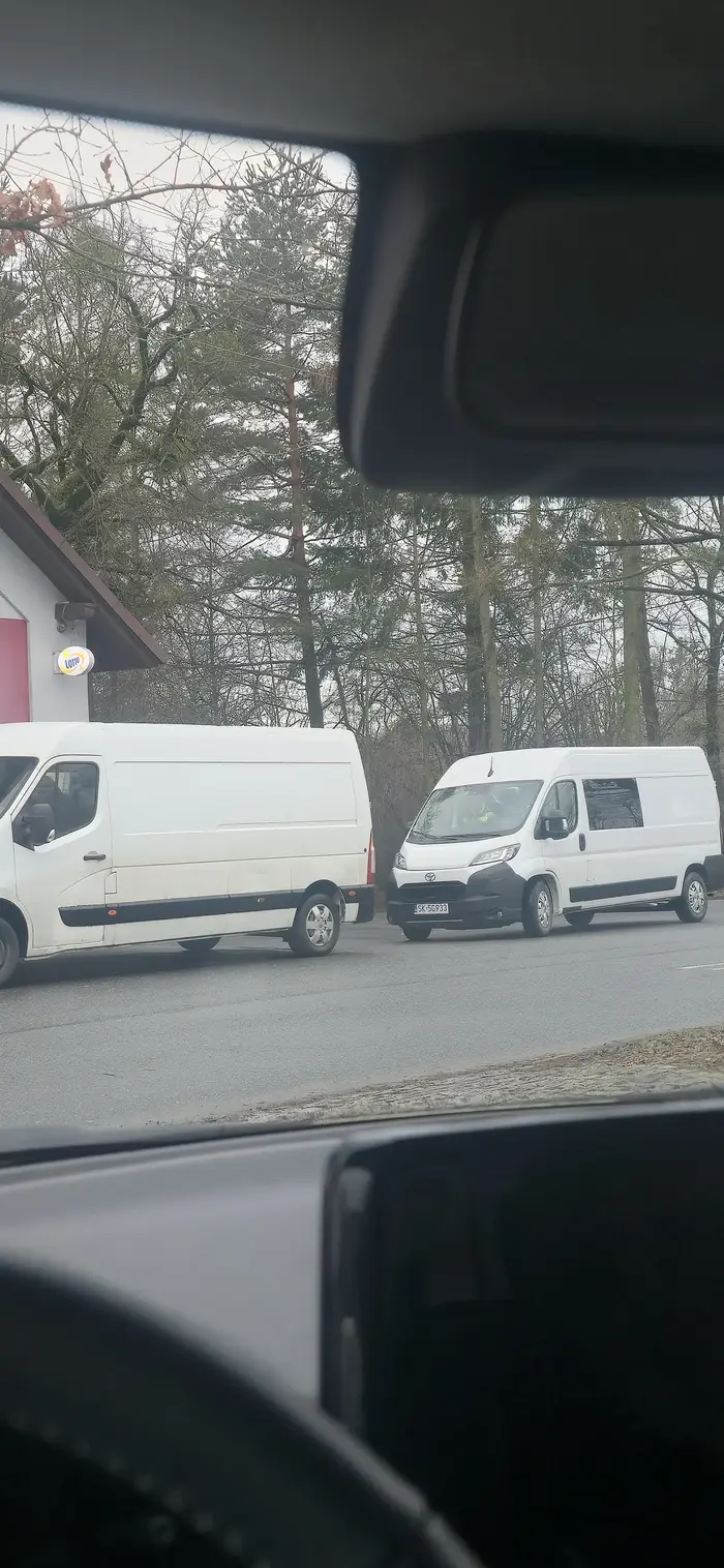 No paniw szanujmy sie, zeby stawać pod sklepem takim busem i to jeszcze przy skrzyżowaniu gdzie az tył wystawał na skrzyżowanie, utrudnia pan ruch i zasłania widoczność