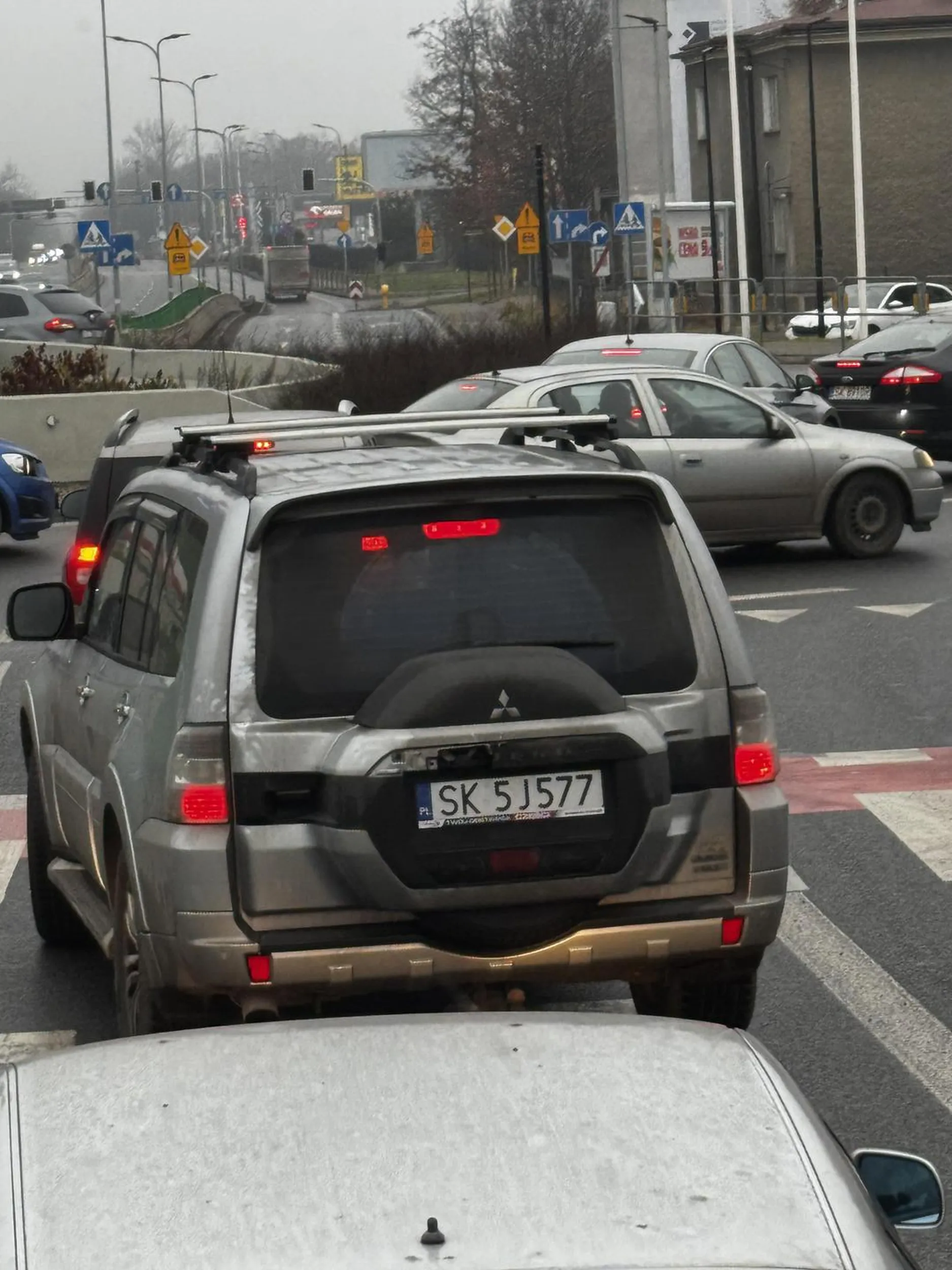Zbawiłoby cię stać 5 min na prawidłowym pasie? Lepiej próbować wepchnąć się z prawego i zablokować 5 aut za sobą.