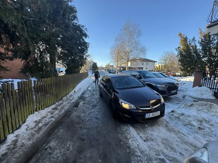 Pan z samochodu nie potrafi parkować. Blokuje wyjazd z pod domu “na chwilę”.