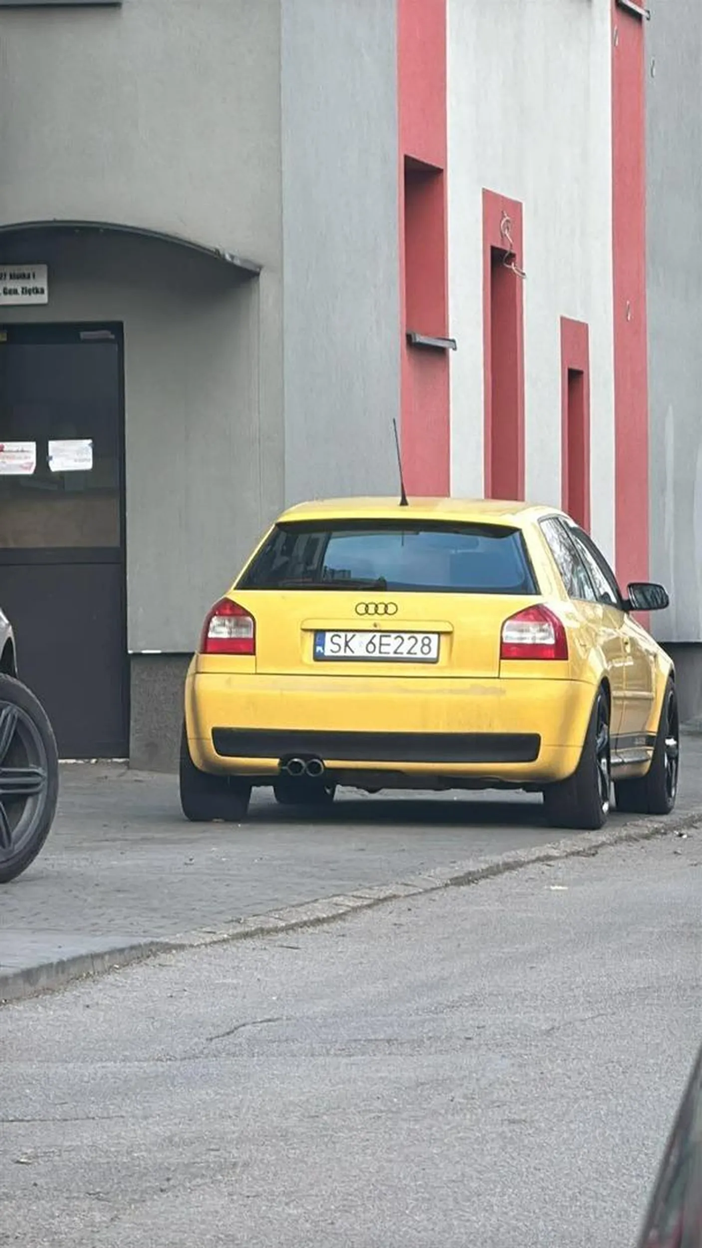 Może pora zabrać tego zloma bez przeglądu i ubezpieczenia?