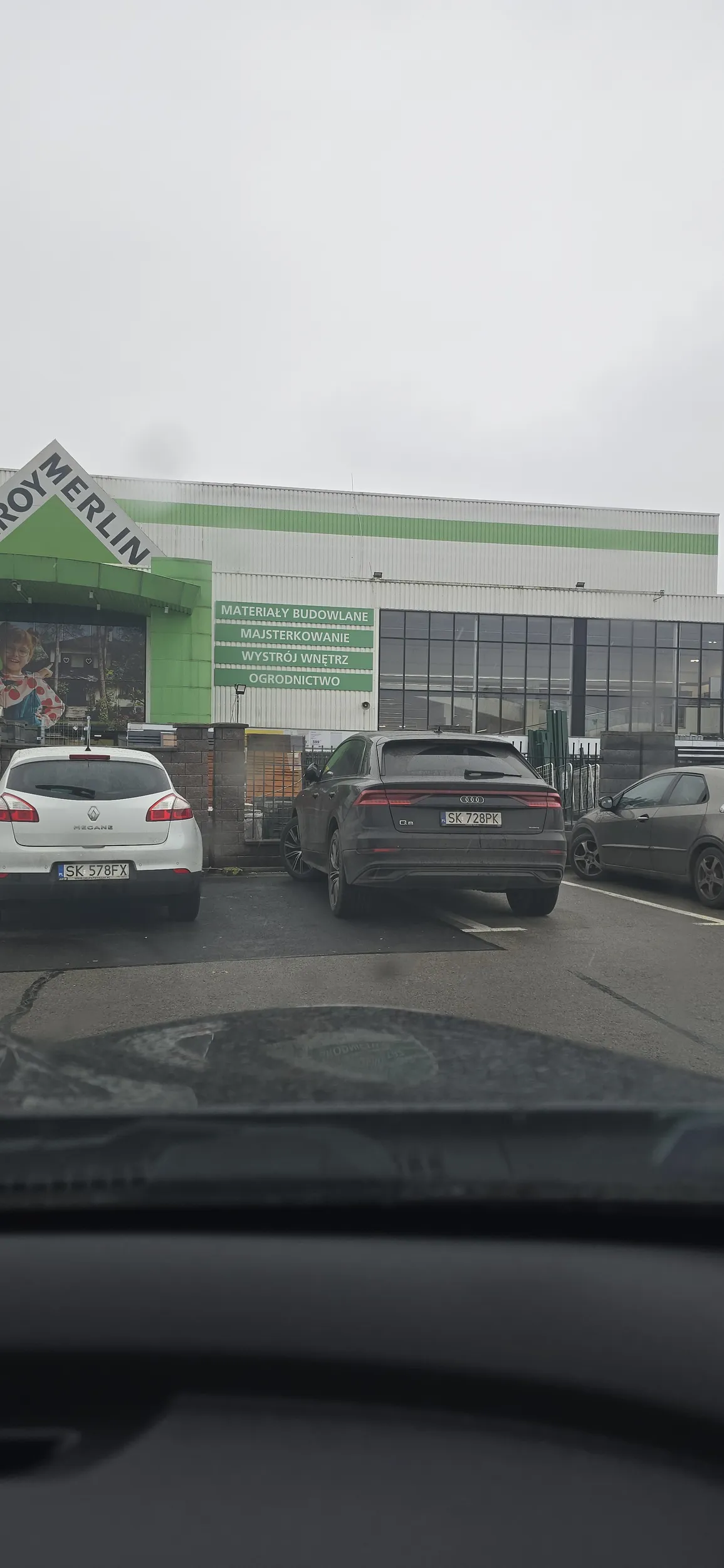 Pan miszcz parkowania w akcji, jedno miejsce to dla kałdi za mało