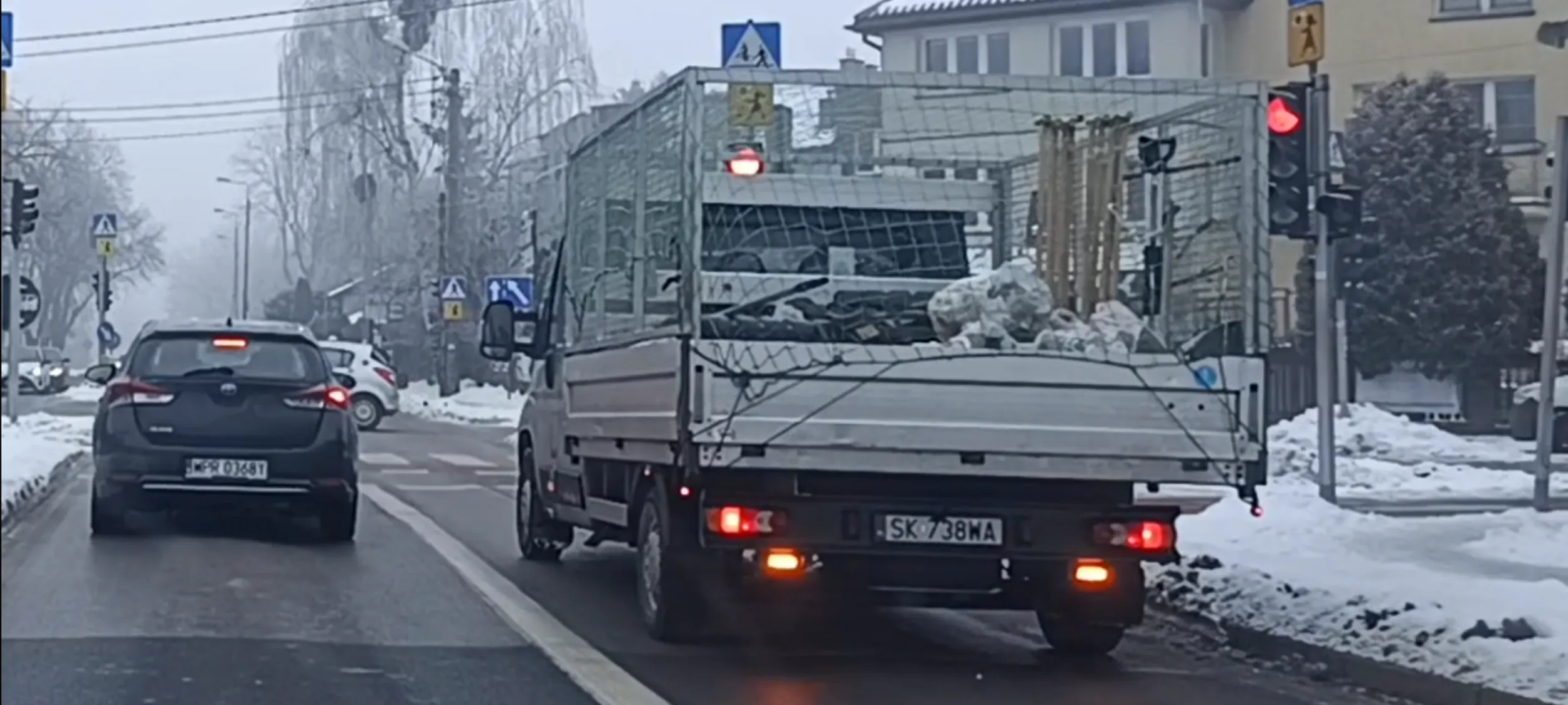 Kierujący pojazdem wyprzedził inny pojazd na przejściu dla pieszych w Piastowie. Więc ma cyk focię  z ukrytej kamery.