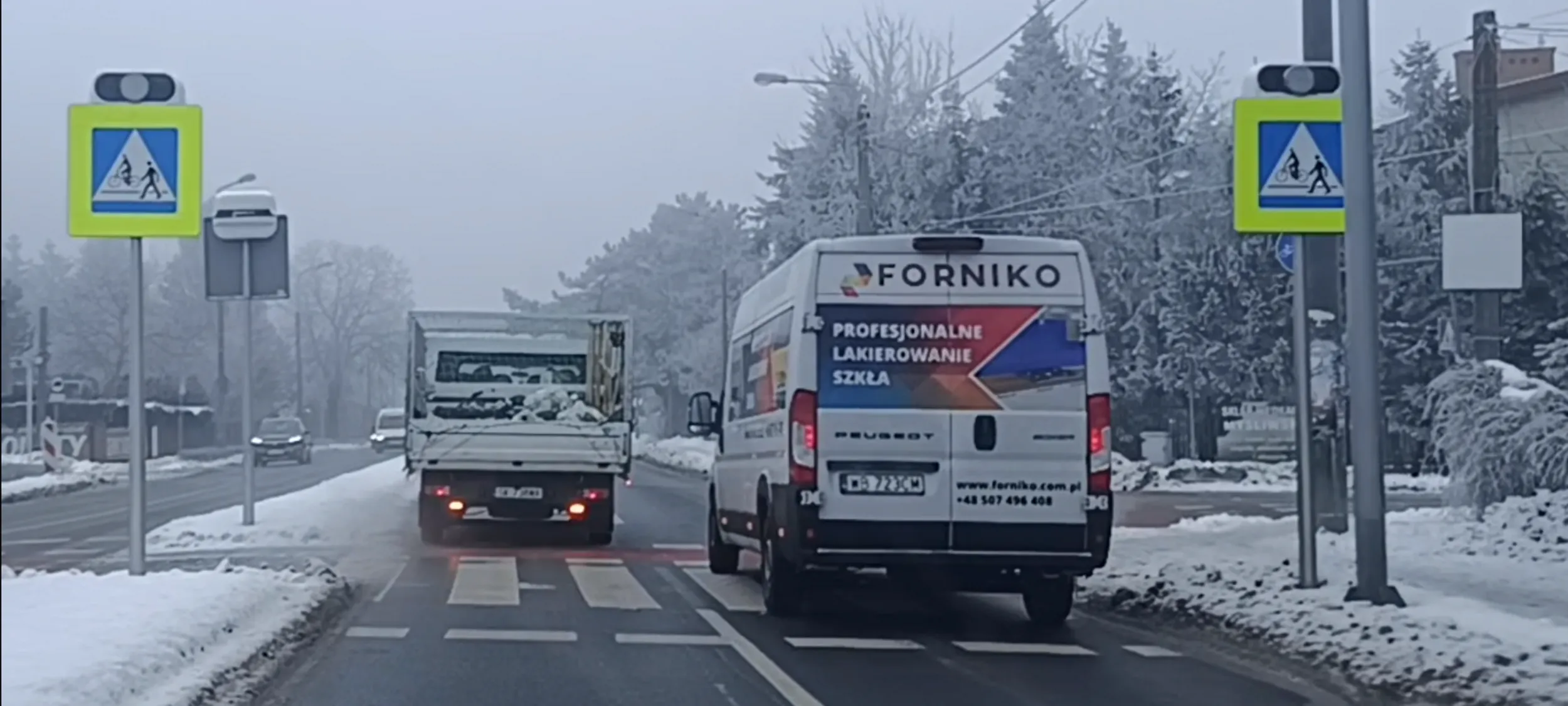 Kierujący pojazdem wyprzedził inny pojazd na przejściu dla pieszych w Piastowie. Więc ma cyk focię  z ukrytej kamery.