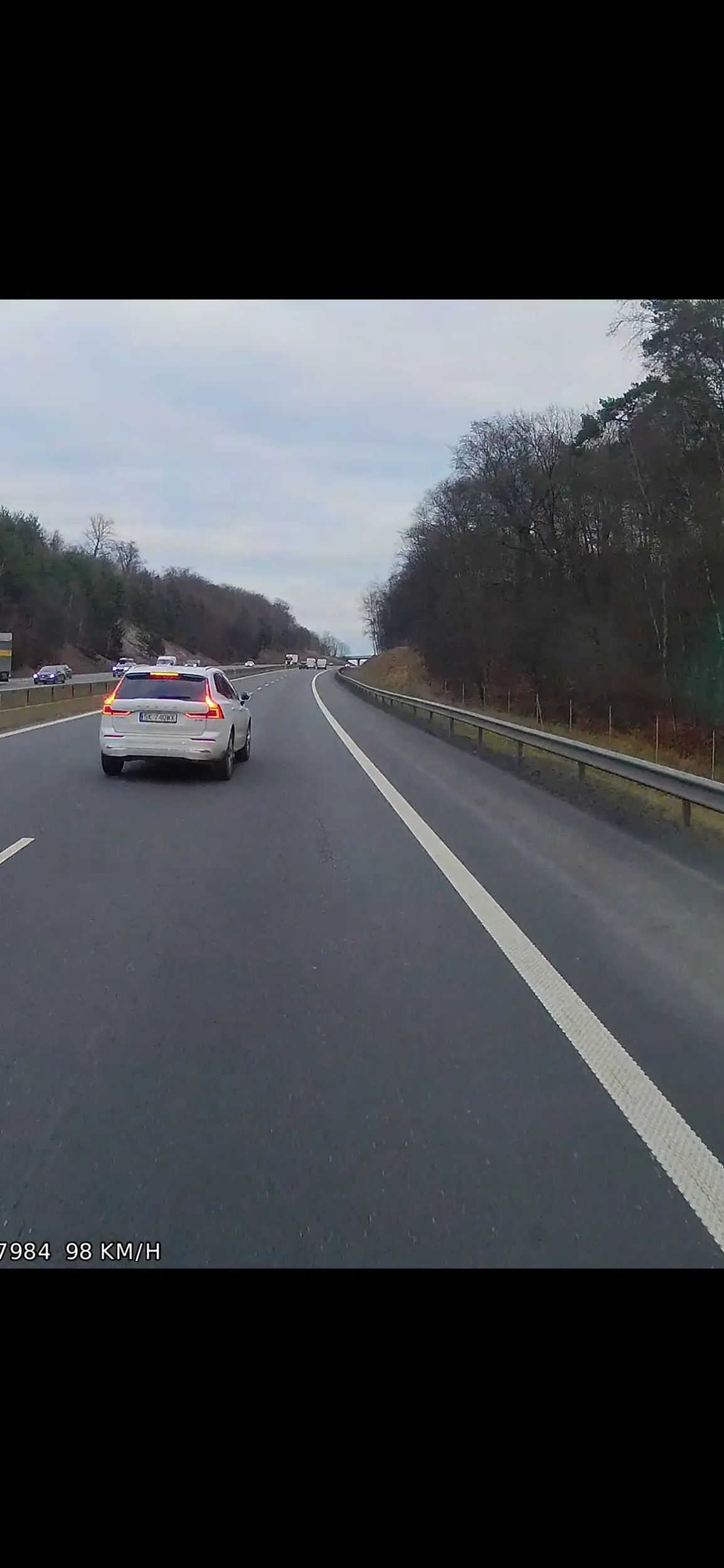 Wyprzedza i zajeżdżanie z hamowaniem .....