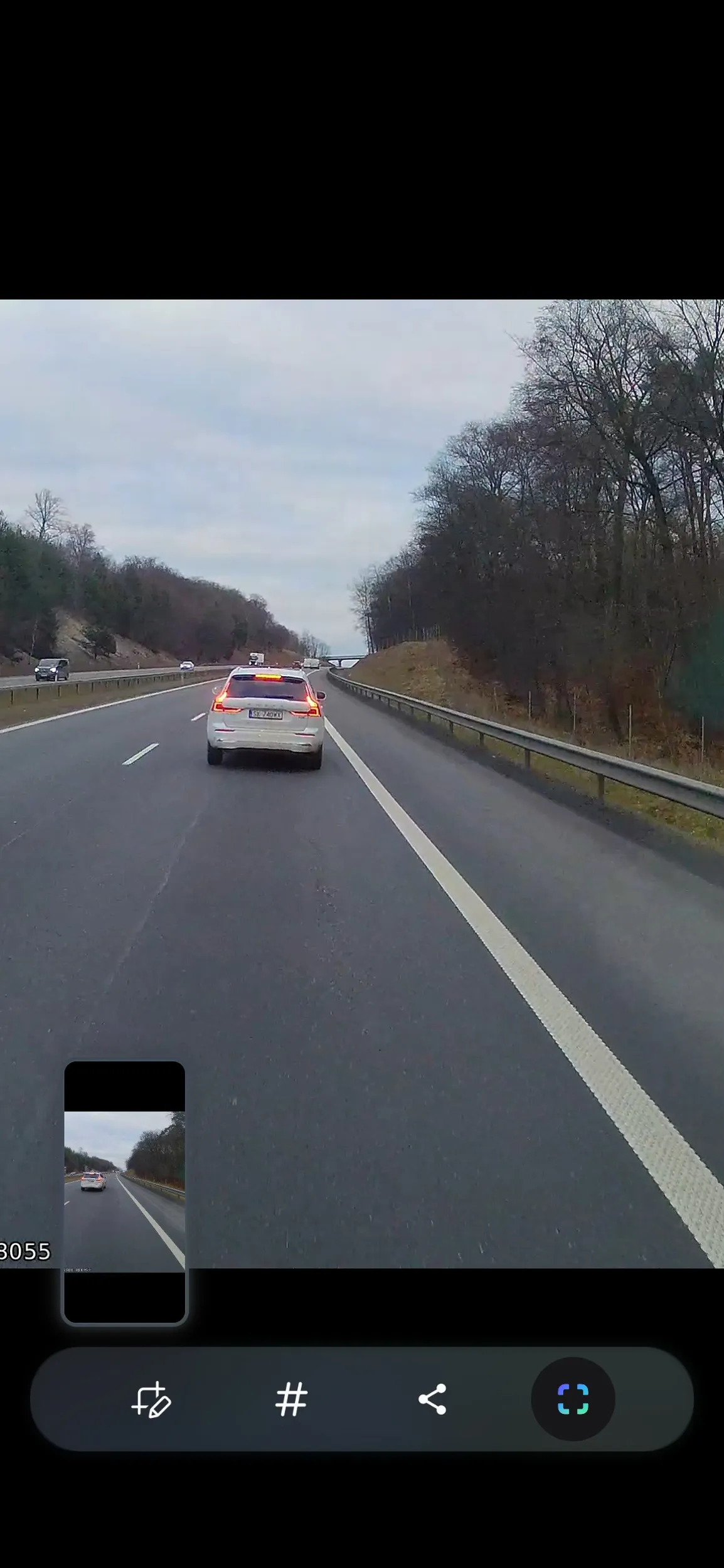 Wyprzedza i zajeżdżanie z hamowaniem .....