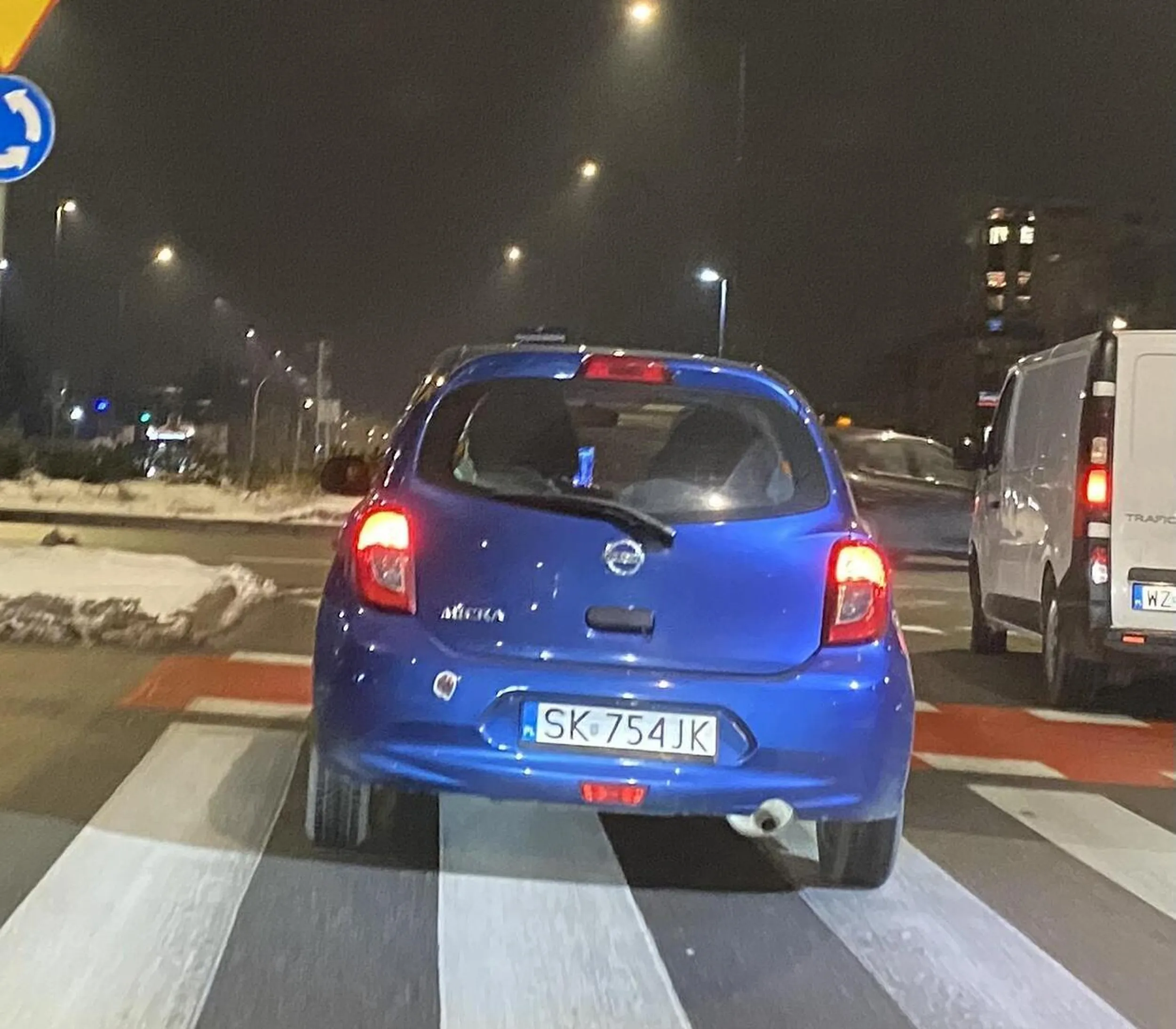 Huj posrany za kierownica nissana. Z pasa na skret w prawo pojechal na chama prosto przez rondo wjezdzajac w moj tor ruchu- tylko szczescie i refleks ze mu nie przejechalem lewego boku. Oddaj prawo jazdy petaku.