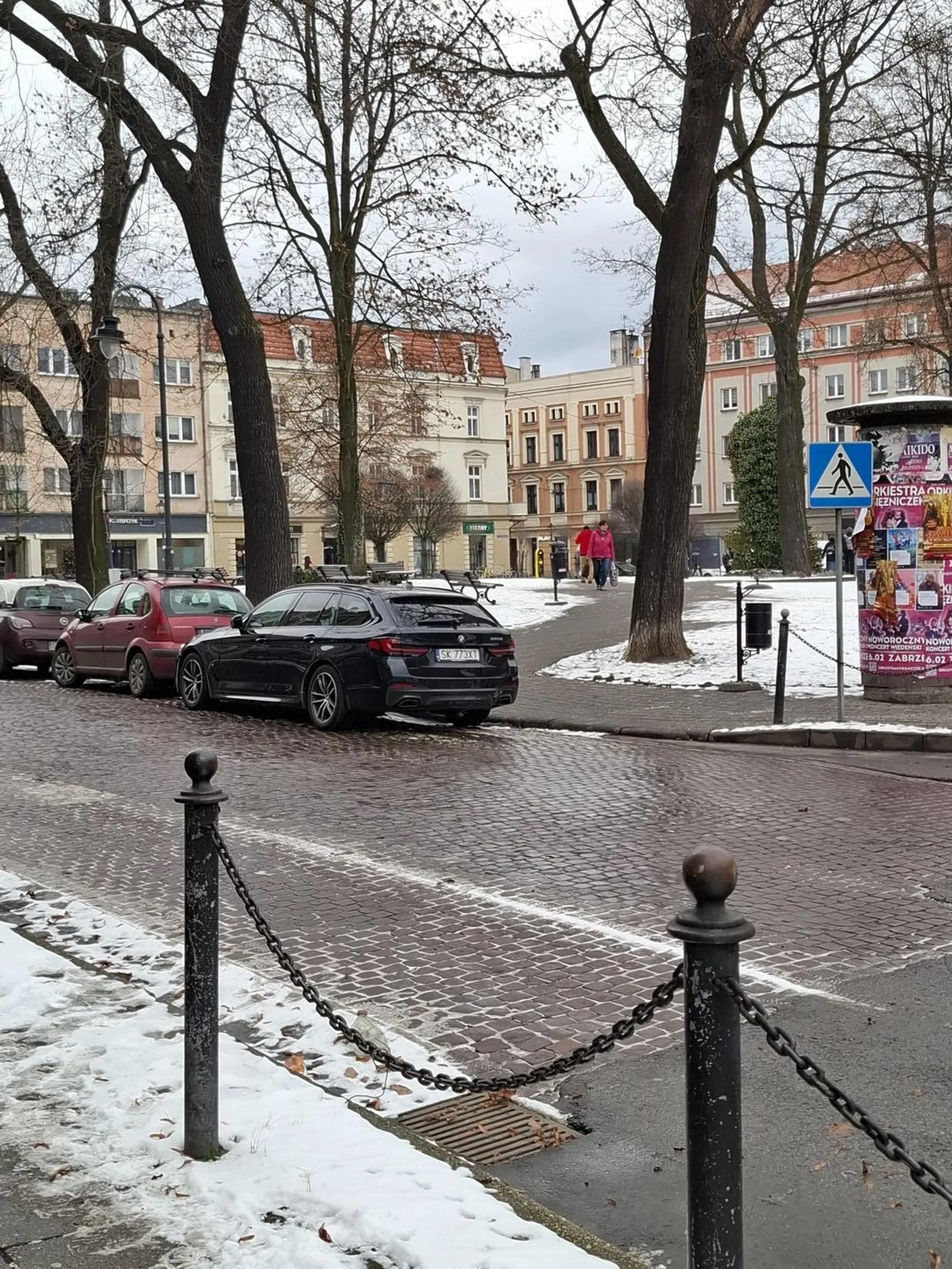 Parkuje na przejściu dla pieszych, w sposub uniemożliwiający przejścia przez nie, żeby załatwiać sprawy w banku, no coż marka zobowiązuje