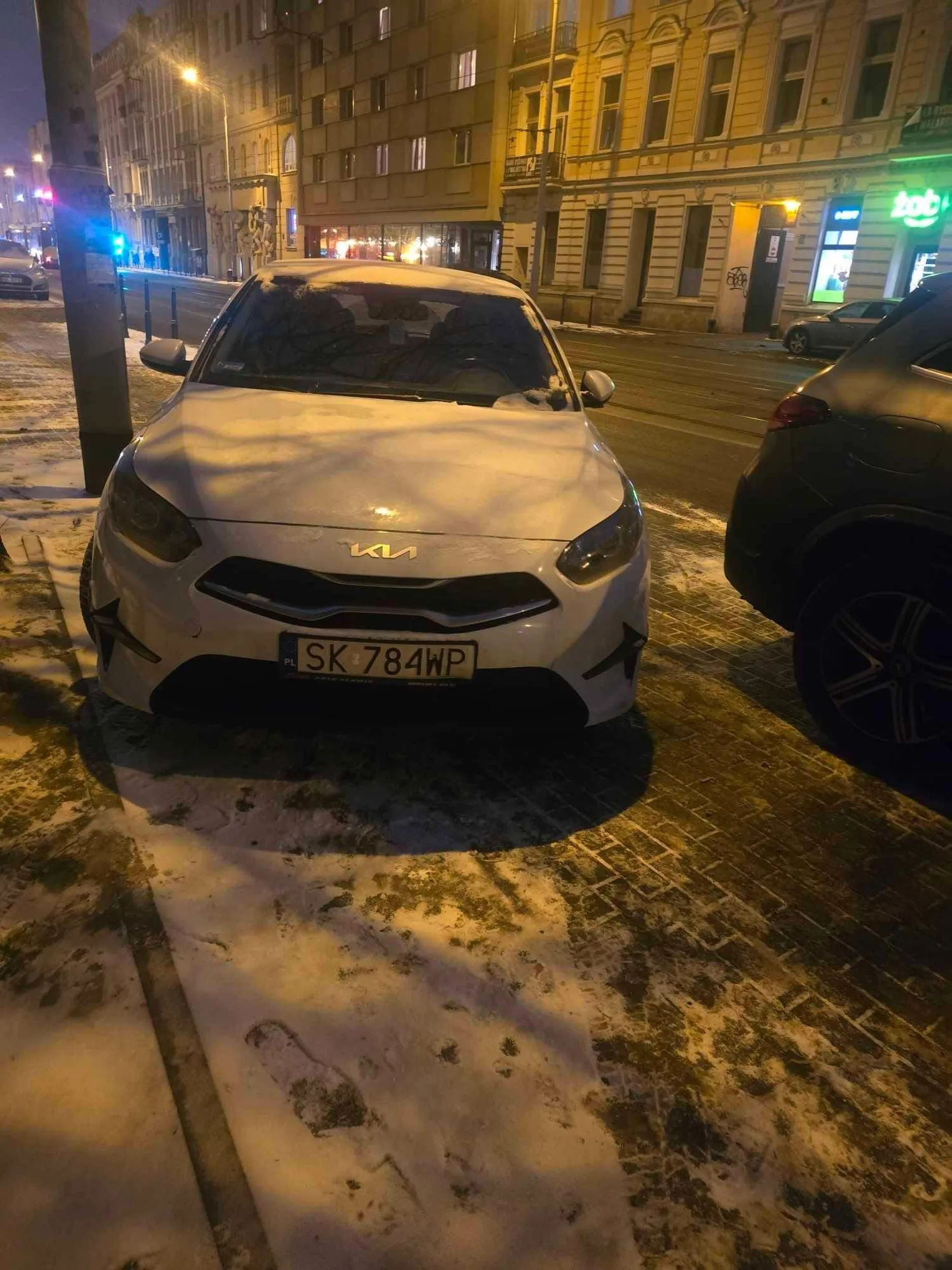 Blokuje cały chodnik