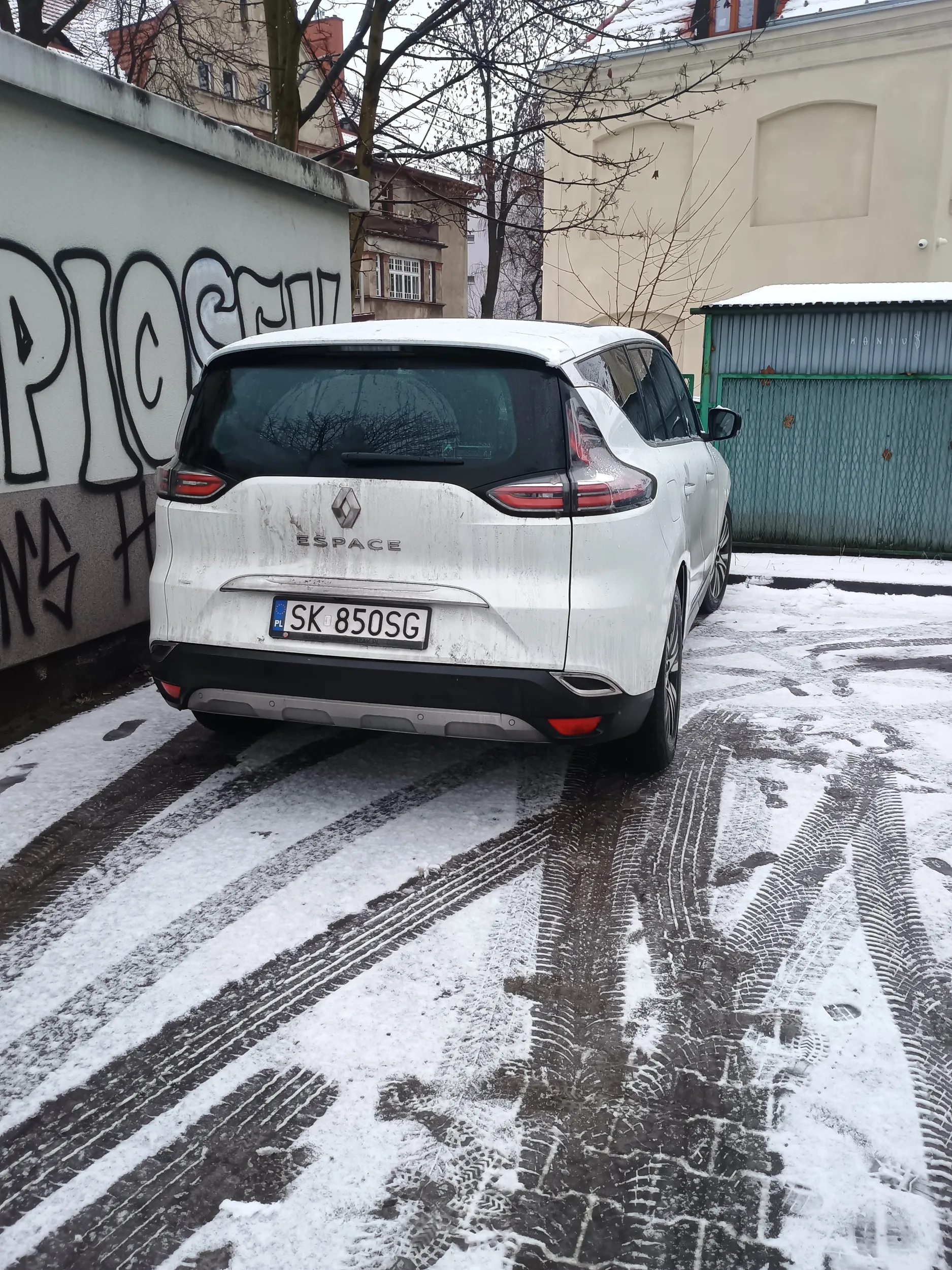 Nie potrafi parkować. Stanie i zablokuje inne auta