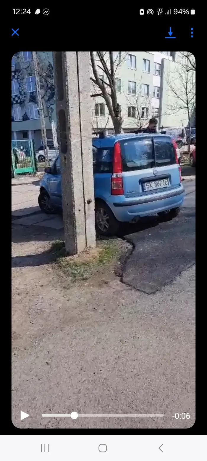 Właściciel pojazdu zamienial się mózgiem z krewetką, ponieważ pierwszy raz w życiu widziałam żeby ktoś stanął na środku wyjazdu z uczelni. Naprawdę trzeba mieć IQ na minusie żeby tak stanąć. Mam nadzieję, że Właściciel dostał mandat który nauczy go wyobraźni i prawidłowego parkowania. Bo aktualnie pokazuje wszystkim na uczelni, że jest tępym chu...