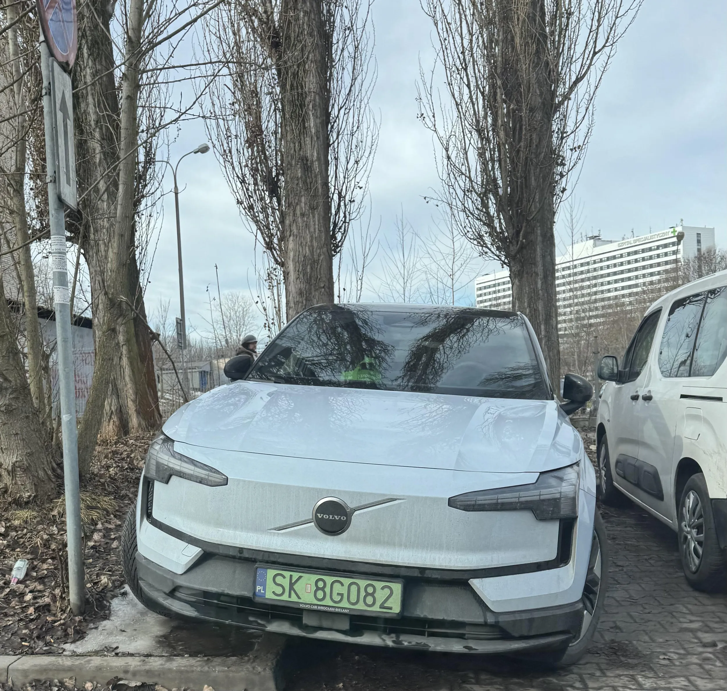 w aucie torba z napisem DBAM O ŚRODOWISKO a jednocześnie zaparkował na trawniku. Fajne auto ale właściciel to cham.