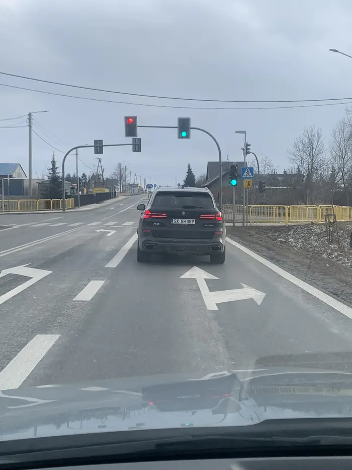 Podczas wyprzedzania kierowca celowo uruchomił spryskiwacze, powodując rozmazanie całej mojej przedniej szyby i chwilowe ograniczenie widoczności. Zachowanie niebezpieczne.