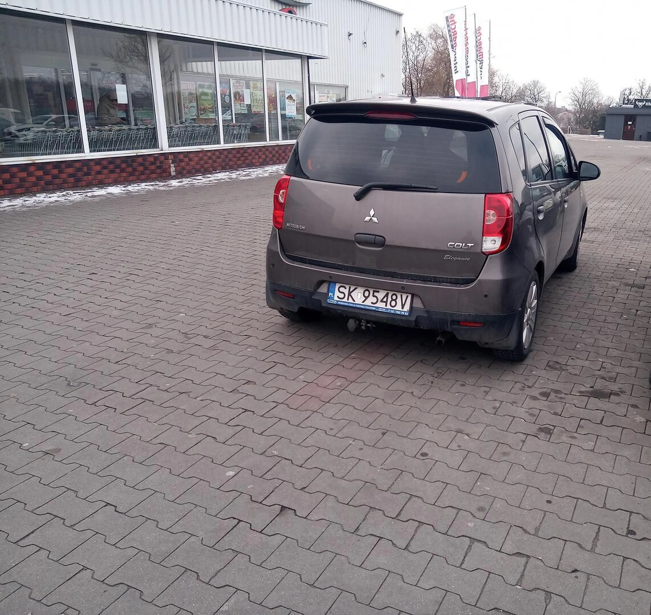 70 letni typ co nie potrafi parkować i jeszcze wyzywa innych... na szczęście szybko sobie z nim poradzono... ja zrobiłem zdjęcie dla ukazania mistrza parkowania...