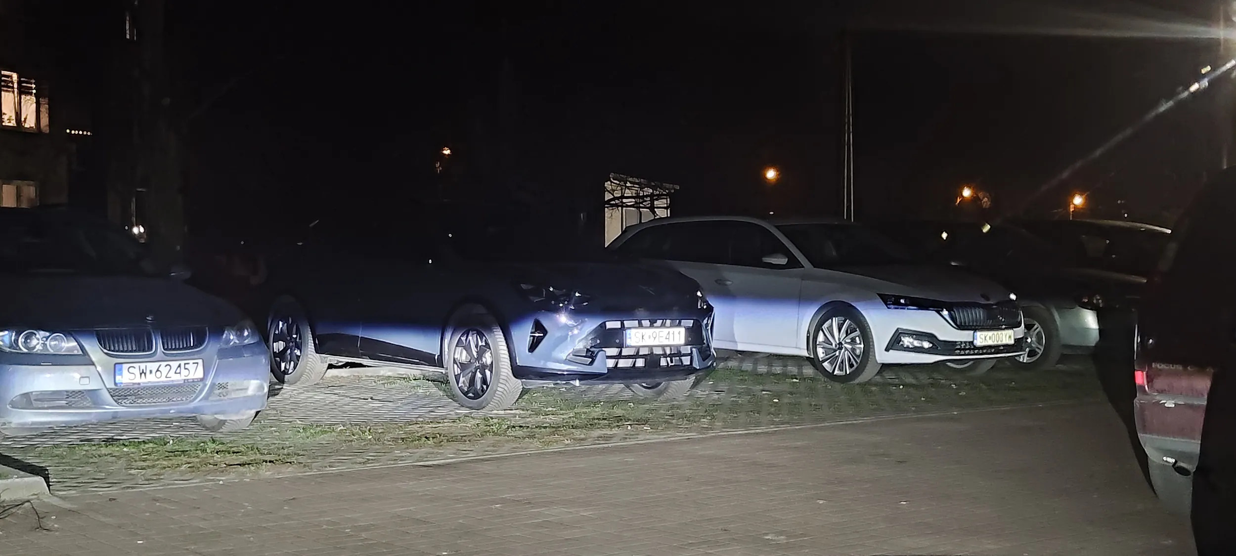 Ktokolwiek tego auta nie parkuje to w dniu 18 marca 2026 zajął idealnie 2 miejsca parkingowe na ich środku