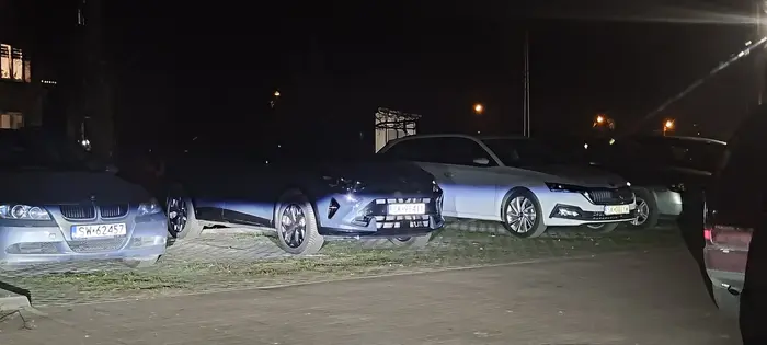 Ktokolwiek tego auta nie parkuje to w dniu 18 marca 2026 zajął idealnie 2 miejsca parkingowe na ich środku