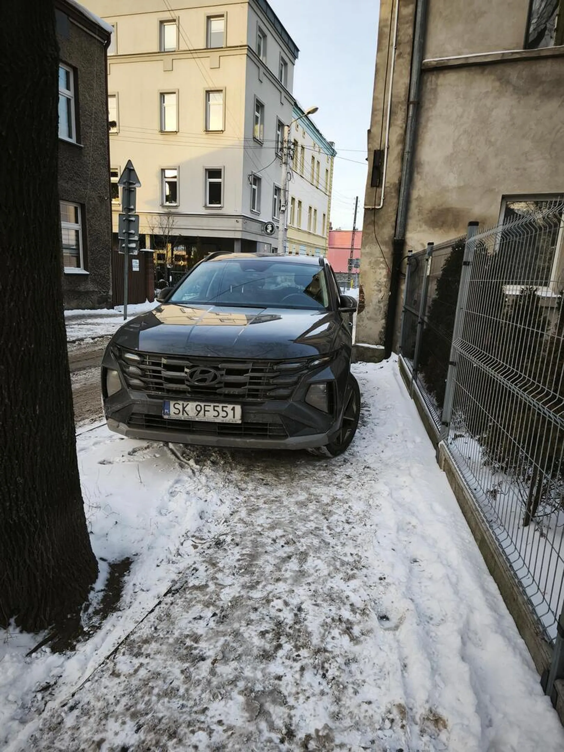 Szanowny kierowca uważa chyba, że jak on potrzebuje zaparkować to piesi będą nad jego autem przelatywać. Zwłaszcza matka z dzieckiem