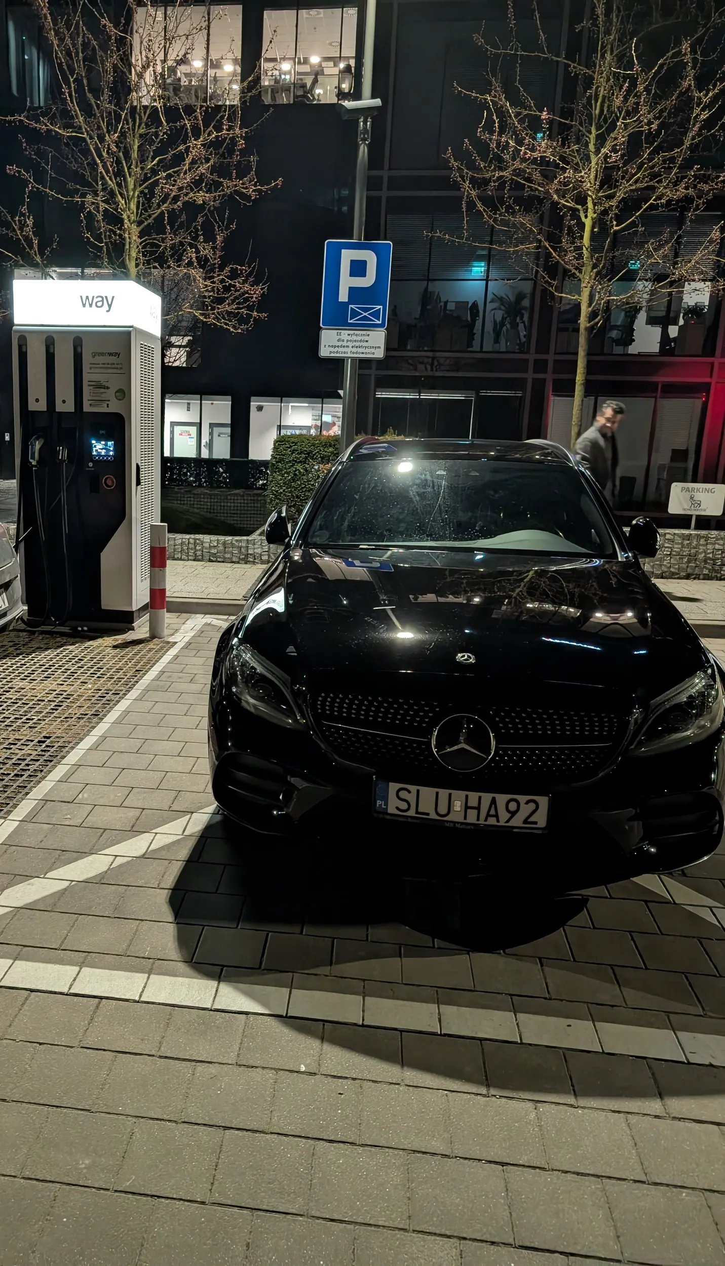 Za małe znaki że to miejsce dla samochodów elektrycznych podczas ładowania. Cały parking woły ale trzeba zająć jedyne wolne miejsce do ładowania samochodów..