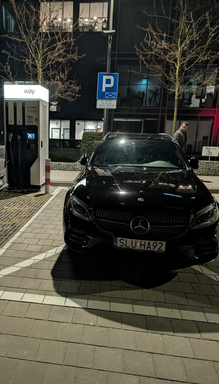 Za małe znaki że to miejsce dla samochodów elektrycznych podczas ładowania. Cały parking woły ale trzeba zająć jedyne wolne miejsce do ładowania samochodów..