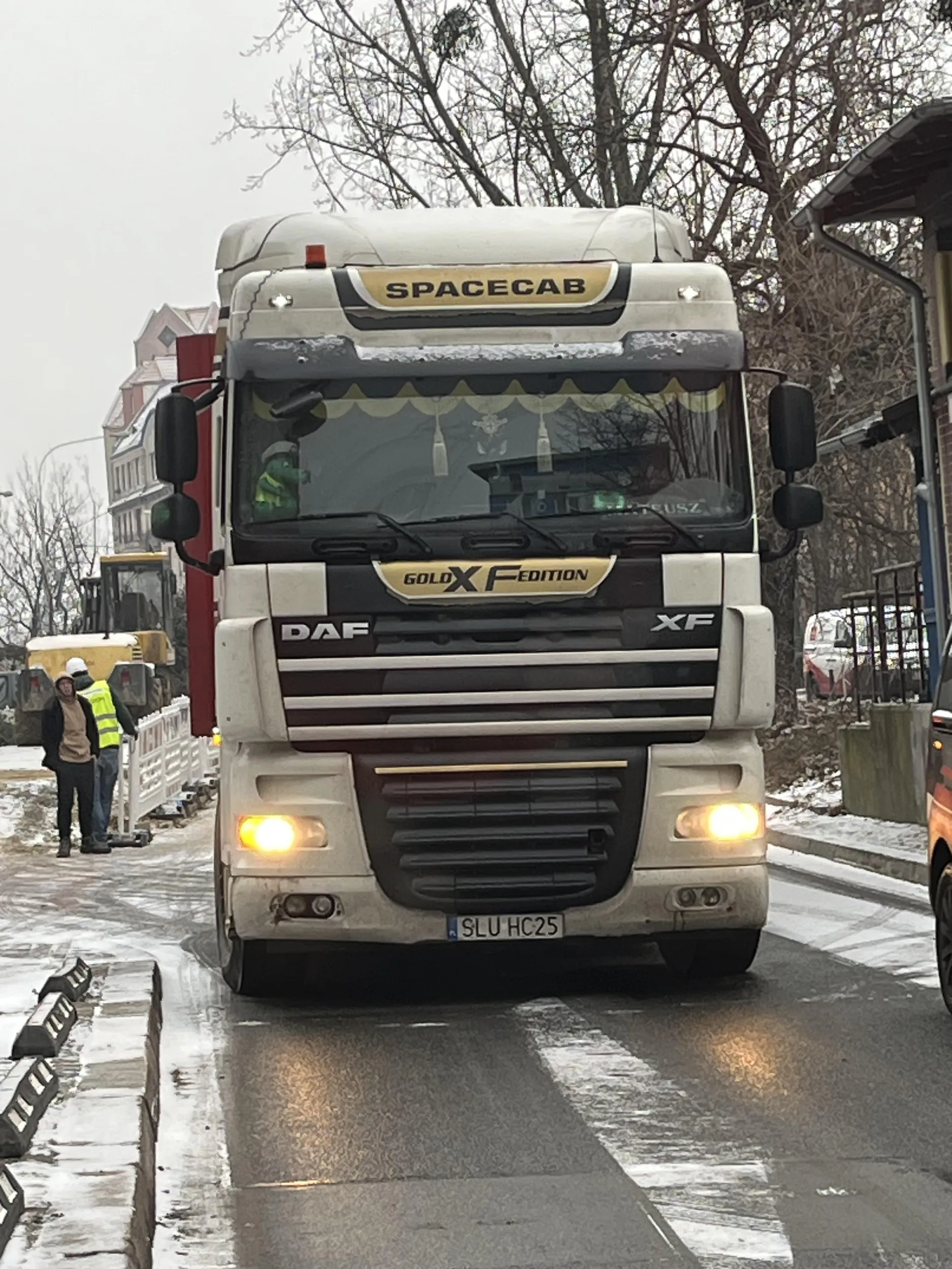 Po raz kolejny deweloperuch buduje mieszkanka bez zapewnienia infrastruktury do budowy. Awaryjne i cyk środek drogi jest parkingiem, chcesz dojechać do posesji (jednokierunkowa)? „To dzwoń na policję”.
