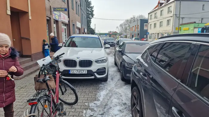 Parkowanie na środku chodnika mimo miejsc parkingowych obok