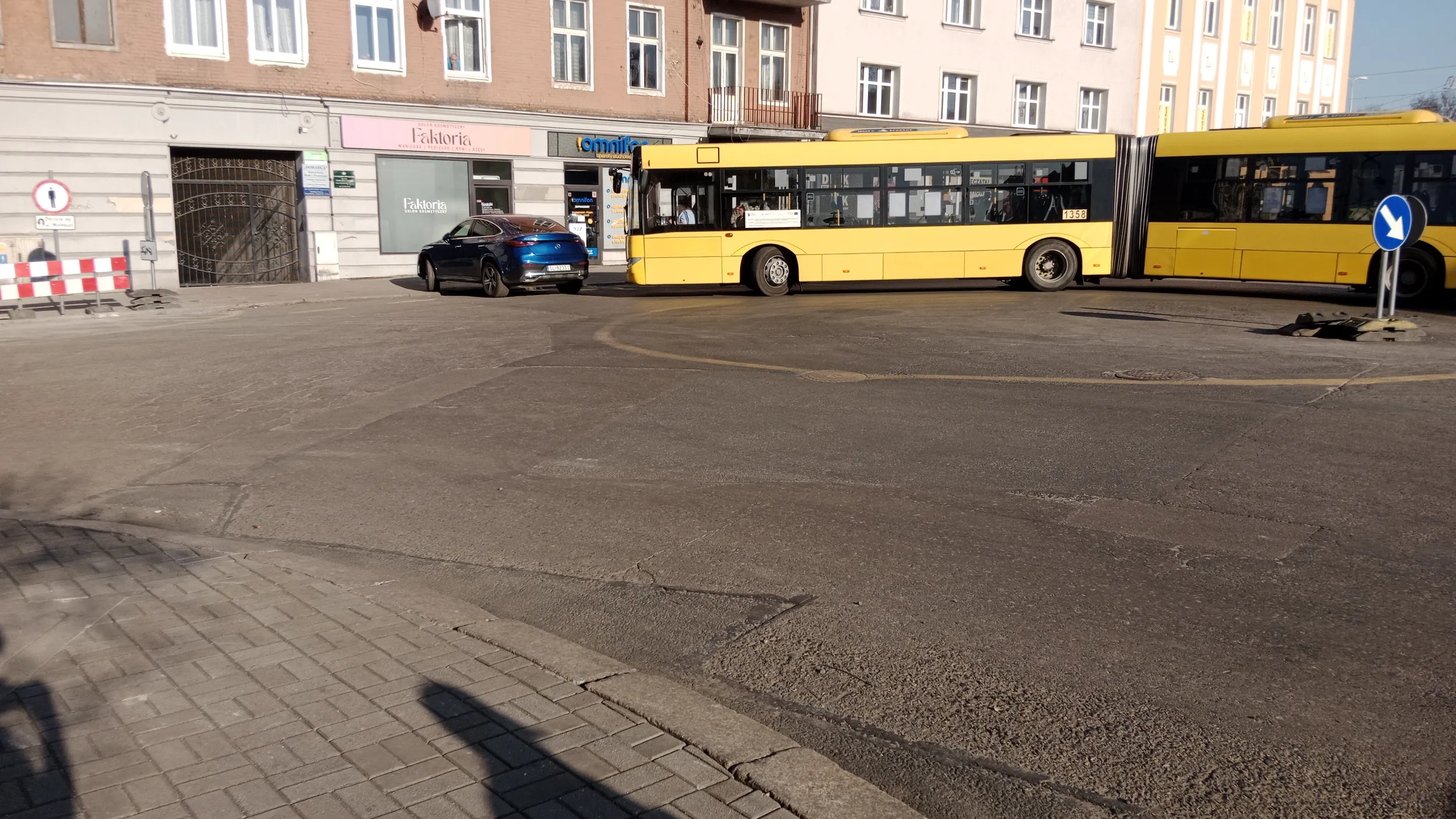 Zaparkował na zakazie zatrzymywania blokując ruch.