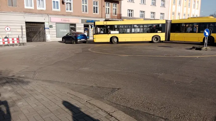 Zaparkował na zakazie zatrzymywania blokując ruch.