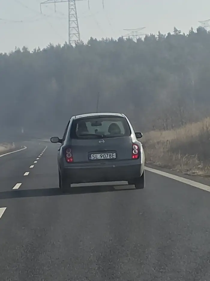 Trzeba uważać na kierowcę tego pojazdu, nie zna przepisów ruchu drogowego. Wymusza pierwszeństwo i nie widzi w tym problemu bo przecież włączył kierunkowskaz.