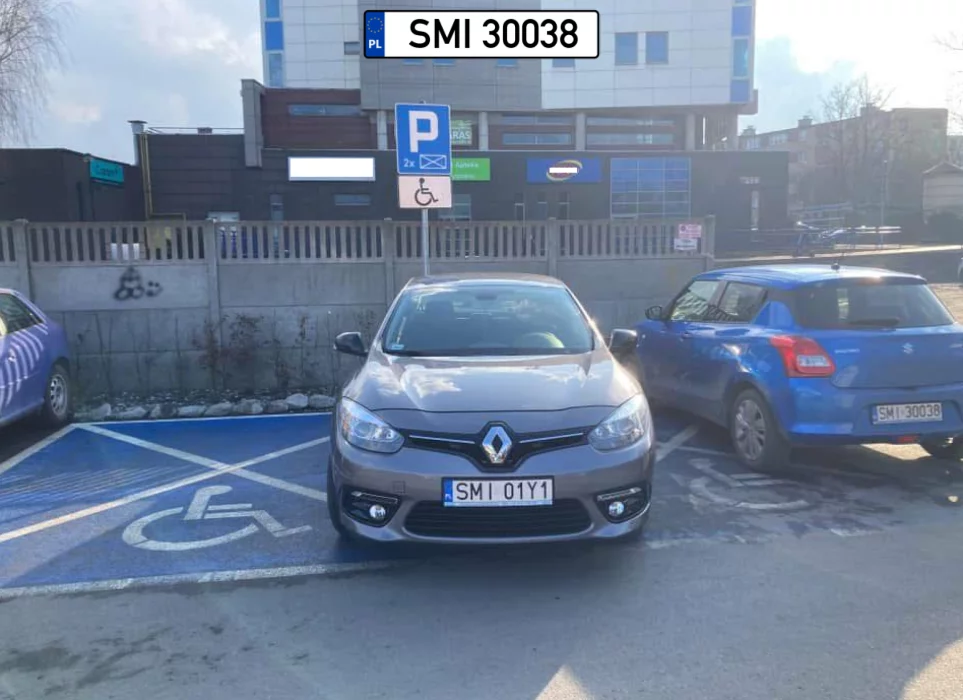 Moje jest Suzuki SMI 01Y1, a kierowca Renault nie dość, że zaparkował beznadziejnie to jeszcze bez karty upoważniające.