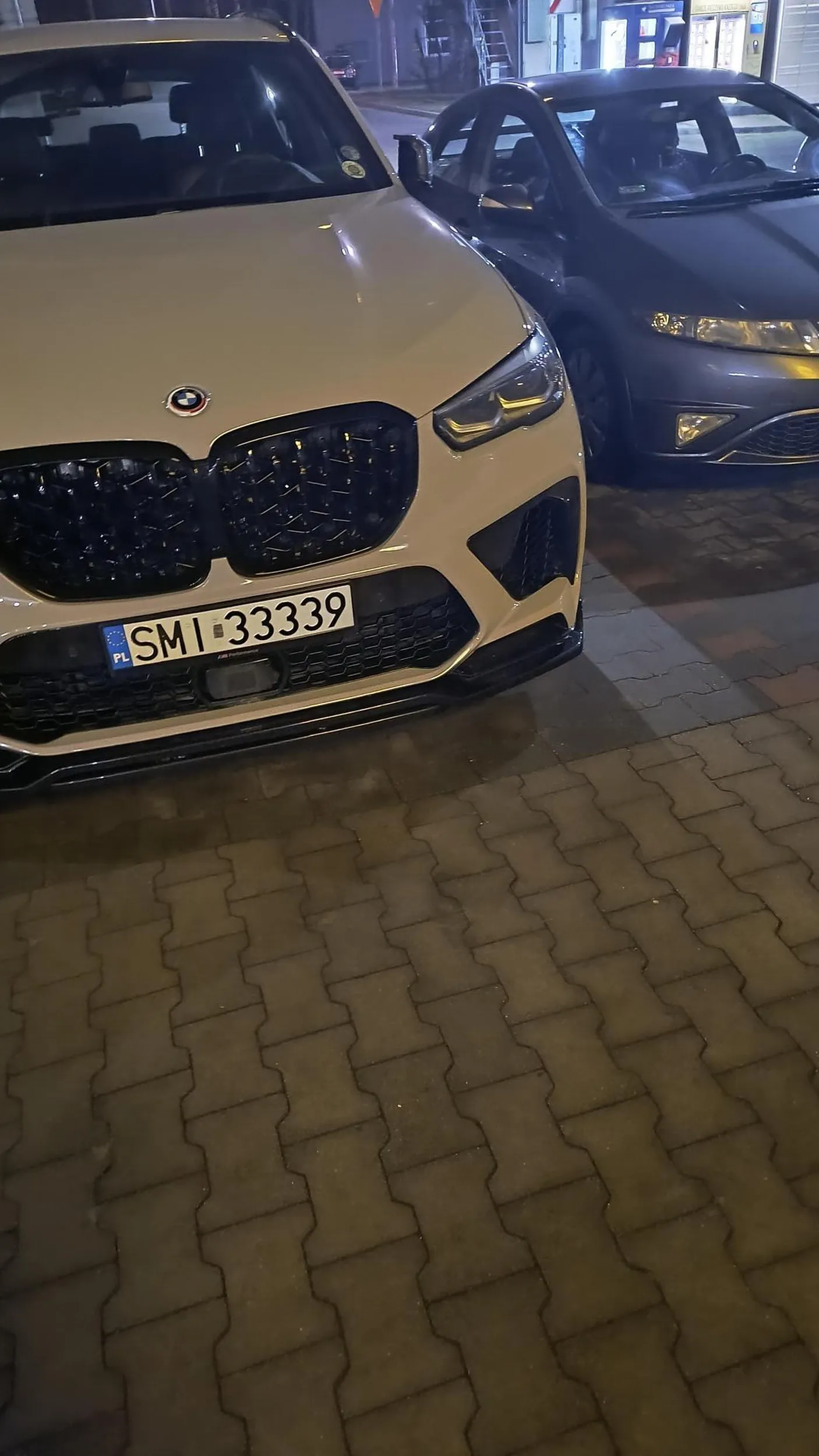 Myślałem że znaczek nie odejmuje IQ a jednak, zamiast stanąć trochę dalej, to musiał na tyle blisko że przy wysiadaniu przyj...ał mi w lusterko ? nawet nie sprawdził czy wszystko git, poprostu poszedł dalej