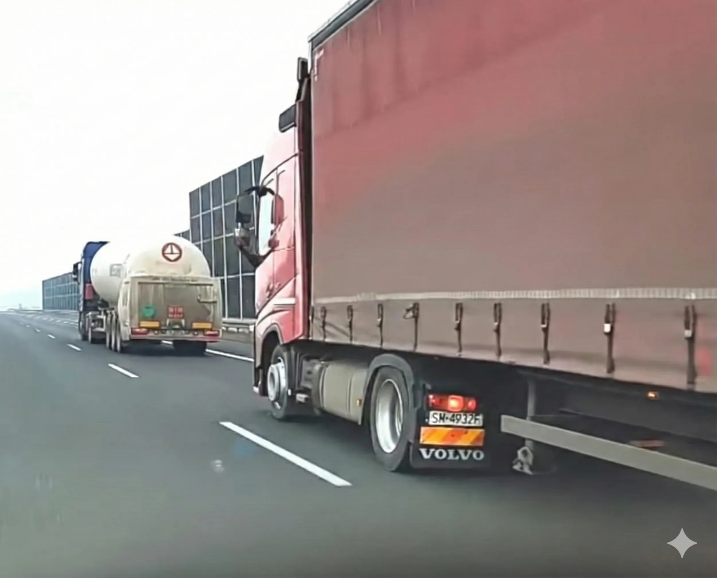 Uwaga na kierowcę ciężarówki. Spycha inne auta z drogi https://www.facebook.com/share/r/1FhcYxUNcn/