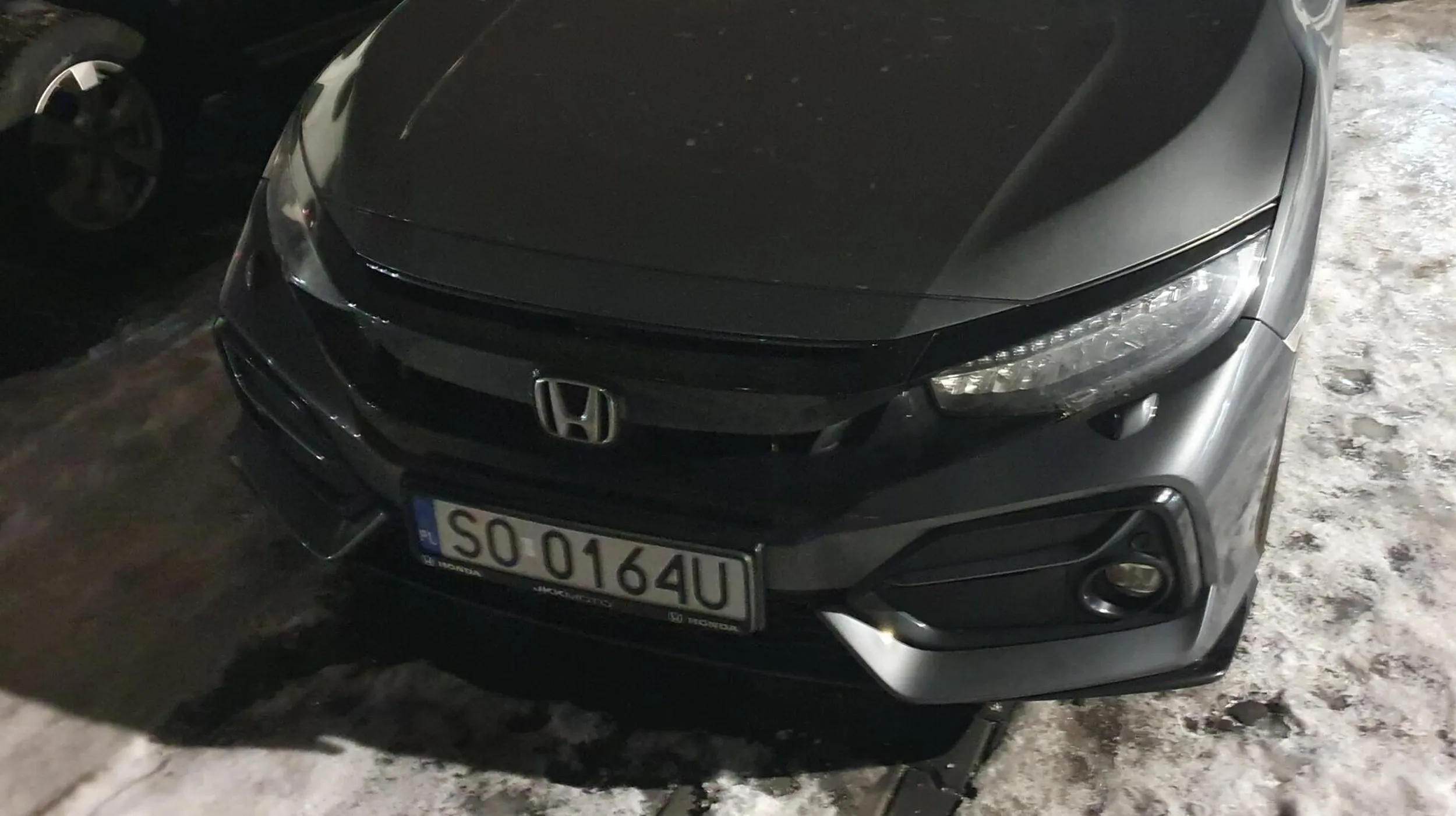 Ignorant i analfabeta, nie potrafi przeczytać 4 słów ze zrozumieniem "teren prywatny, zakaz wjazdu" i mimo wolnych miejsc pod restauracją do której polazł po pizze, wjeżdża na prywatny parking i zajmuje prywatne miejsce.