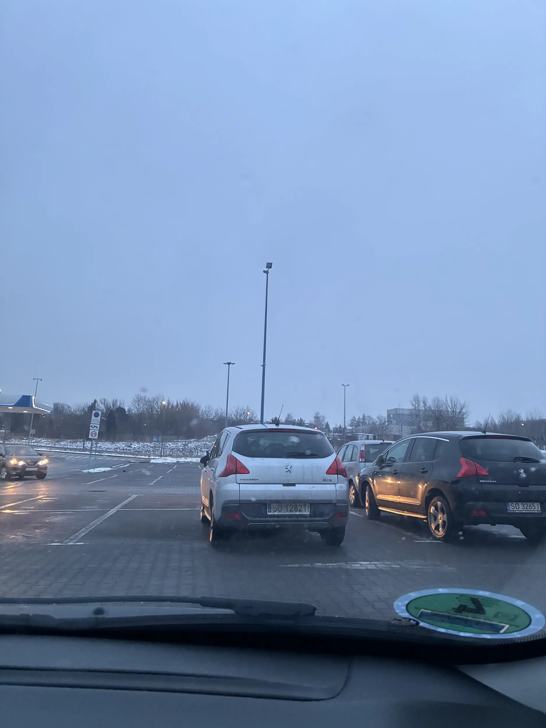Jak nie umiesz normalnie parkować w liniach to przerzuć się na mniejsze auto