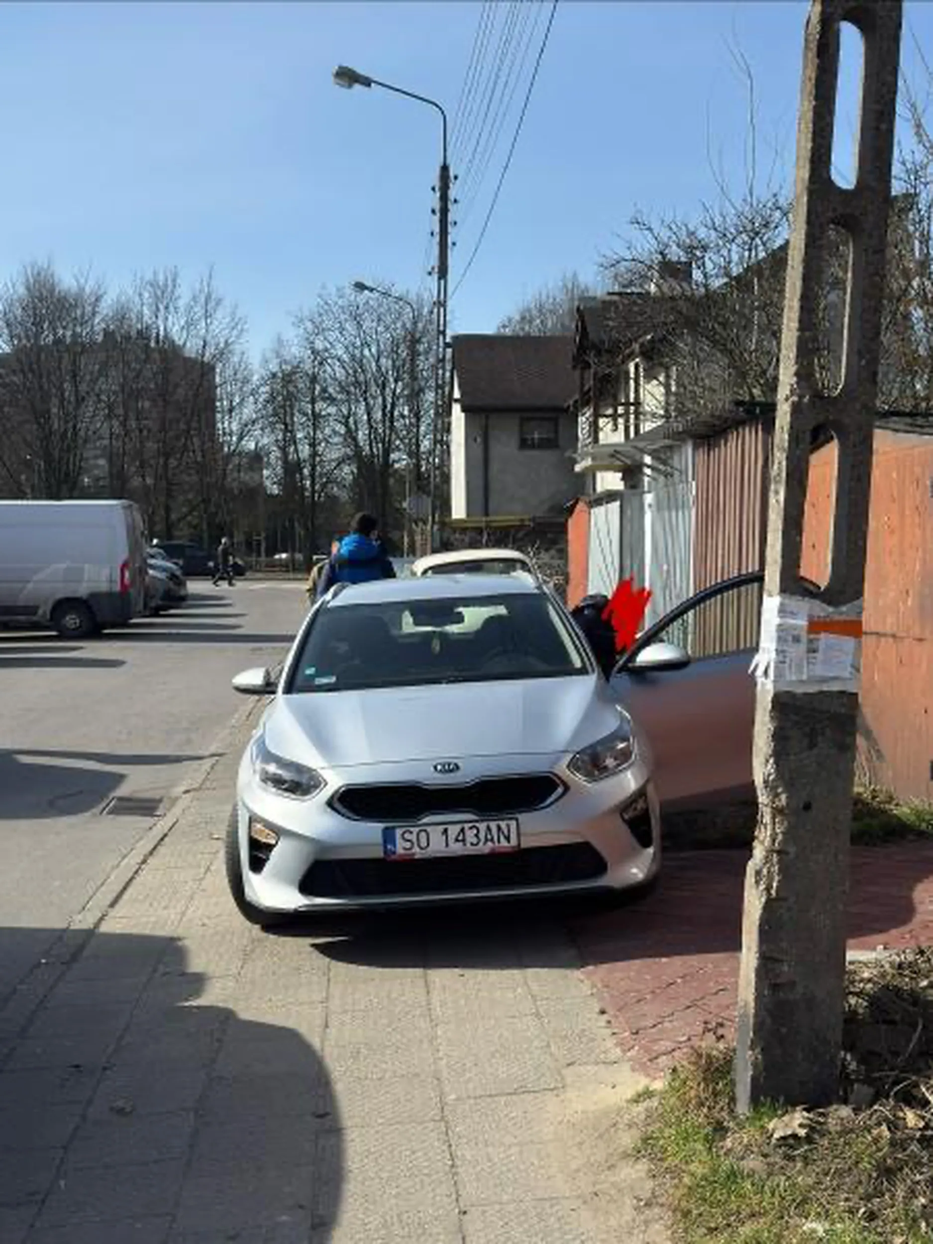 Kierowca agresywny. Po upomnieniu aby zjechał z chodnika powiedzial zebym $. Poszedlem pare metrow do przodu obróciłem sie aby zrobic zdjecie jednak Pan wyszedl z pojazdu Kia Ceed i zaczal mi grozic przez to ze wykonalem zdjecie jego auta. Ostrożnie!