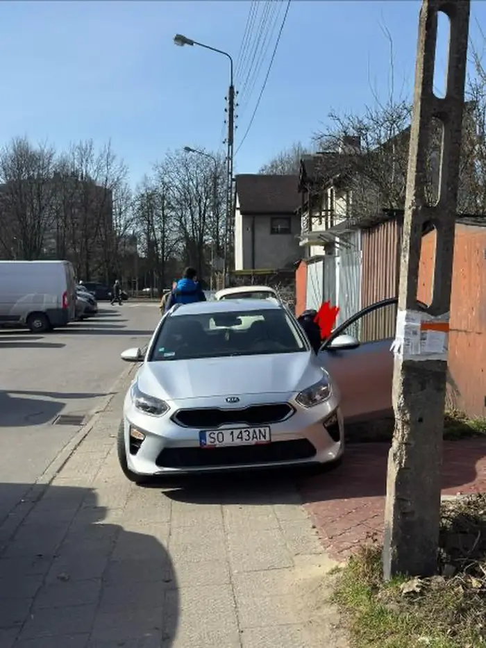 Kierowca agresywny. Po upomnieniu aby zjechał z chodnika powiedzial zebym $. Poszedlem pare metrow do przodu obróciłem sie aby zrobic zdjecie jednak Pan wyszedl z pojazdu Kia Ceed i zaczal mi grozic przez to ze wykonalem zdjecie jego auta. Ostrożnie!