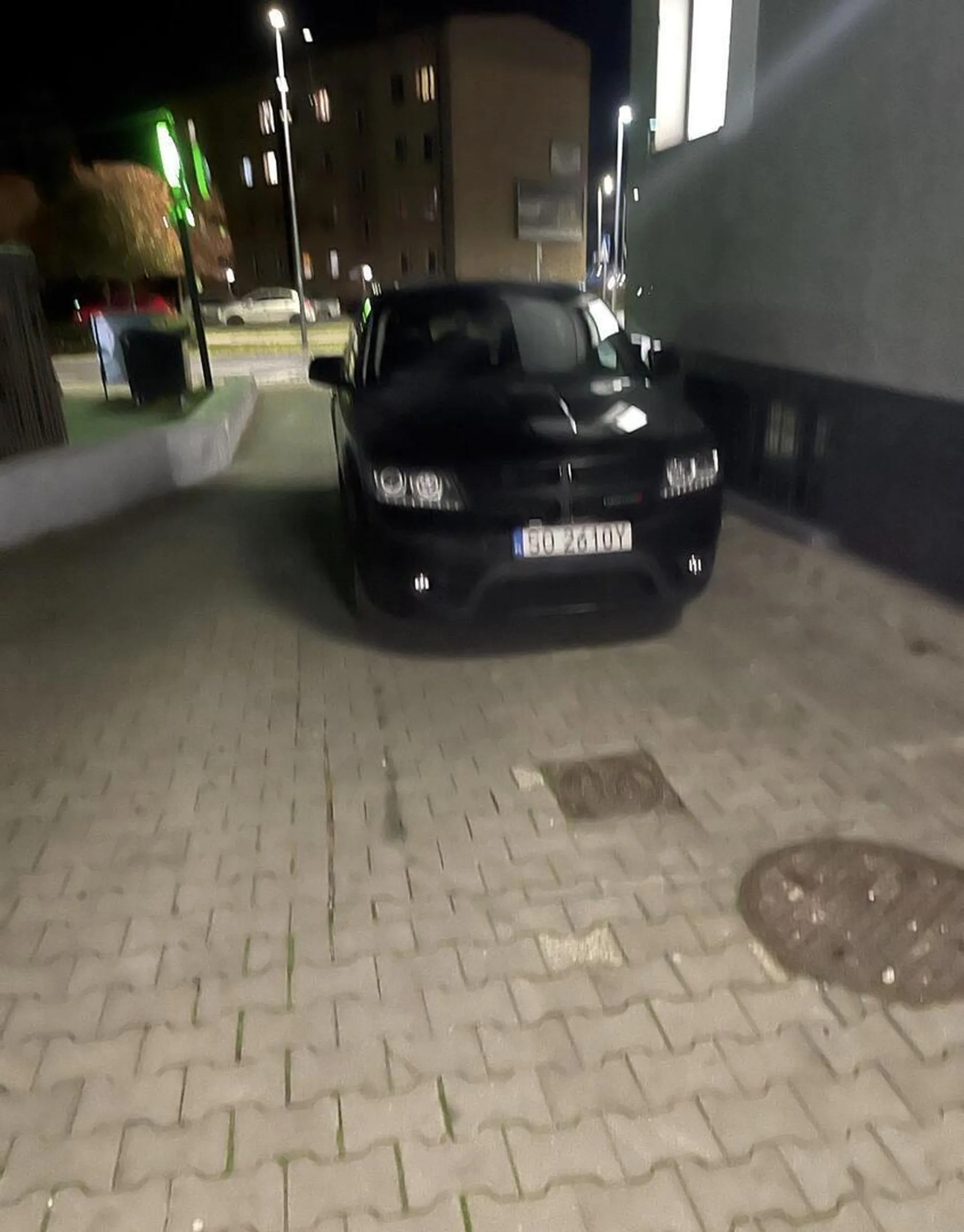 Parkuje na środku drogi a ludzie chcą przejechać. Następnym razem proszę użyć parkingu.