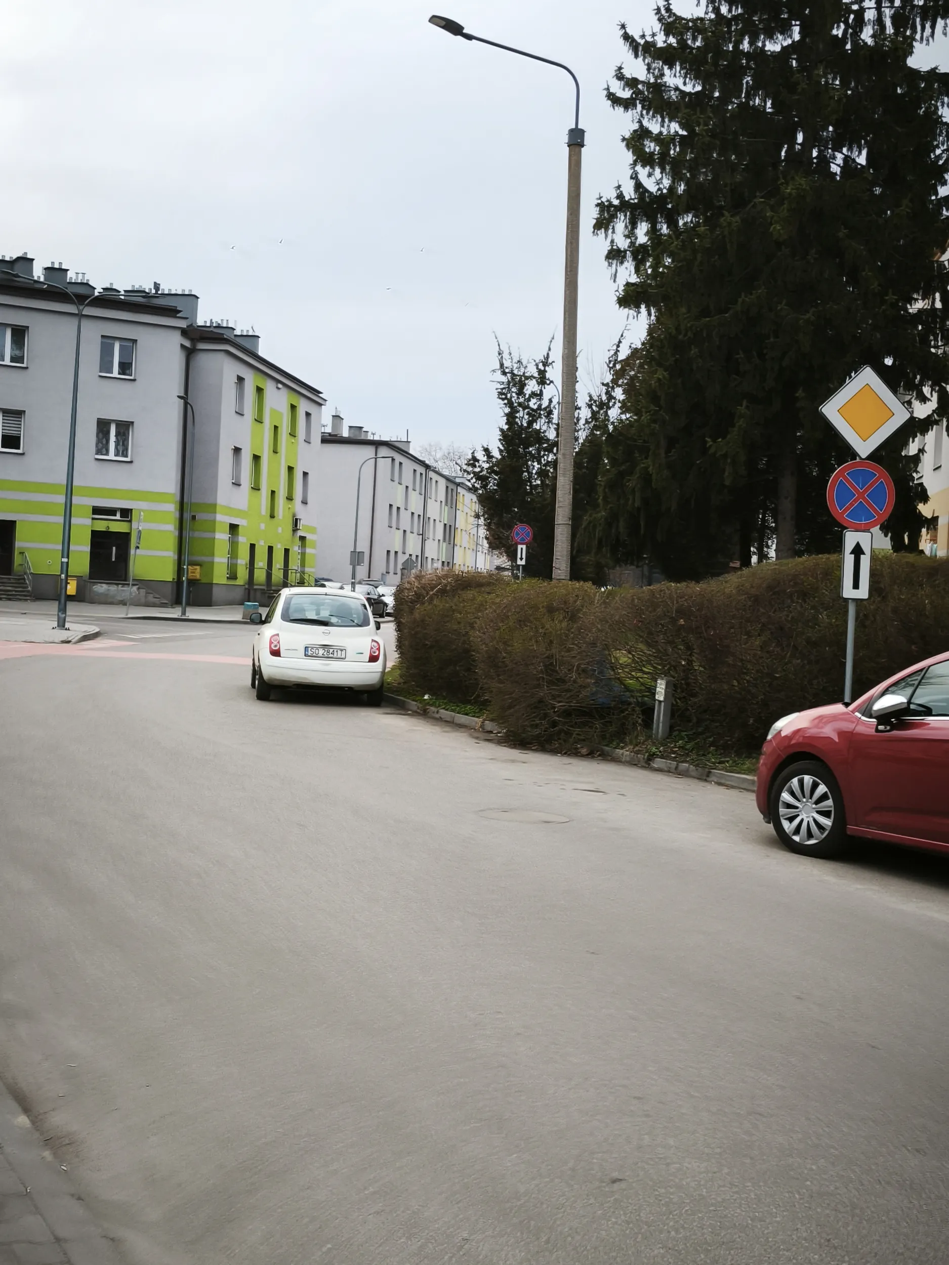 Kierowca widać ma problemy ze znakami, albo w inny sposób zdobył prawo jazdy