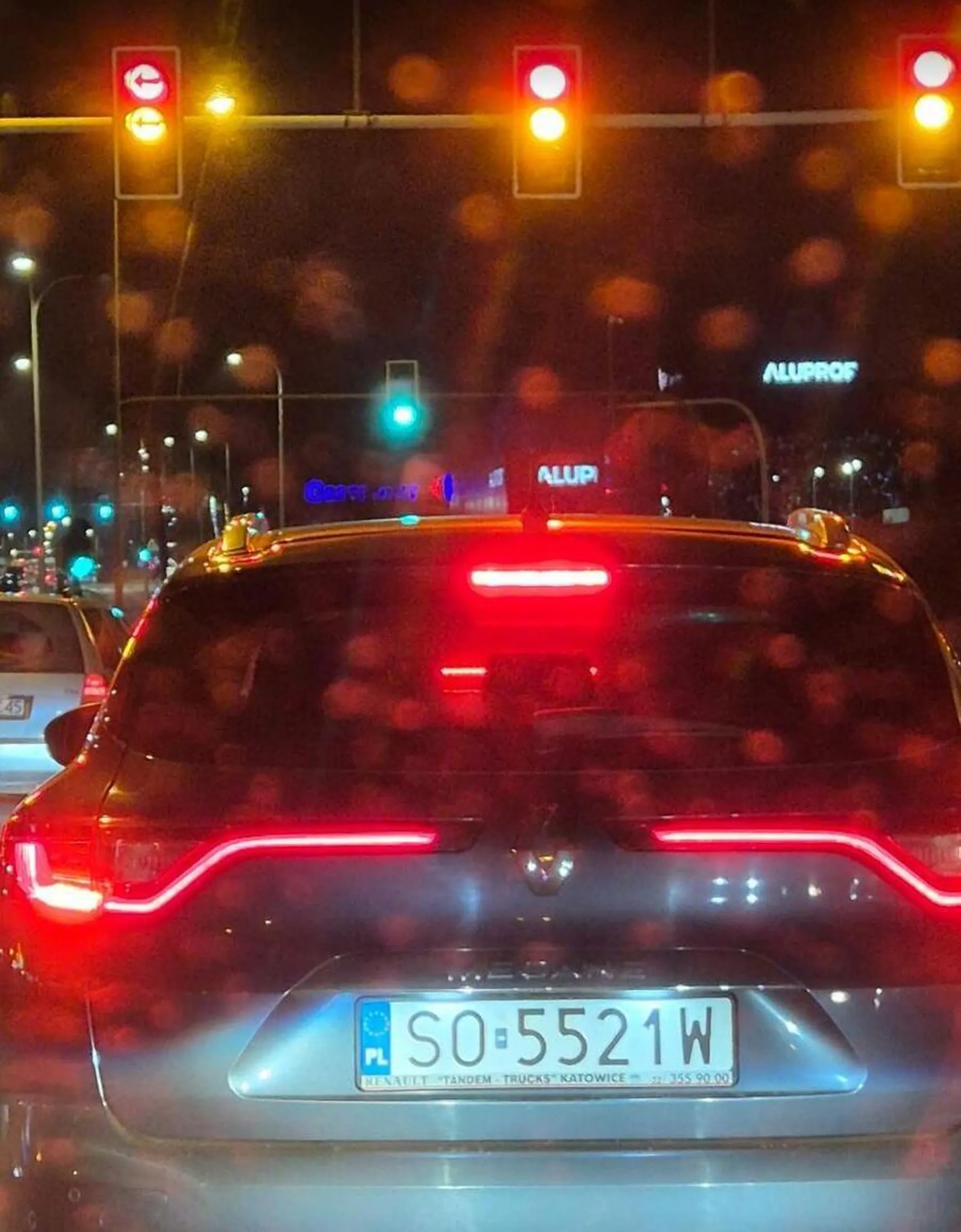 Droga E75 (w stronę Bielska-Białej), 05.01.2026r. - wyprzedzanie na przejściu dla pieszych na ograniczeniu do 50km/h. Agresja na drodze, zajeżdżanie drogi innym samochodom. Absolutna patologia.