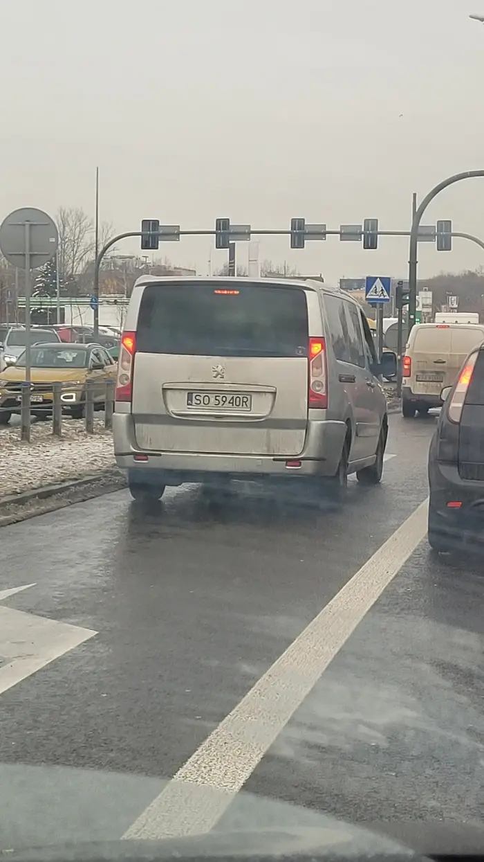 Zajezdza drogę, grozi pobiciem