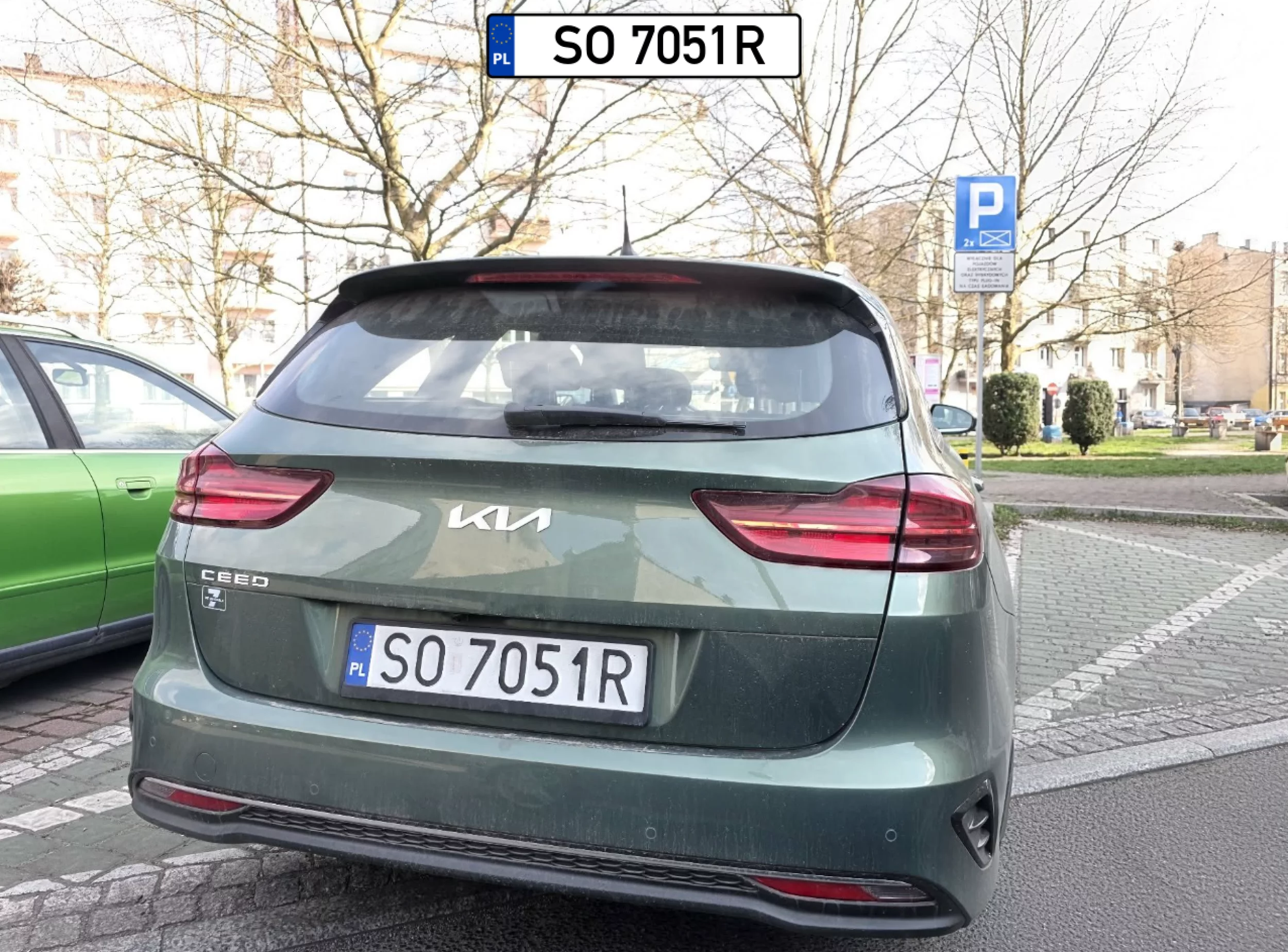 Jak i tak parkujesz tam gdzie nie powinieneś, to chociaż dojechałbyś do krawężnika, a nie dupskiem na drogę wystajesz kal