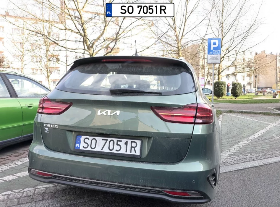 Jak i tak parkujesz tam gdzie nie powinieneś, to chociaż dojechałbyś do krawężnika, a nie dupskiem na drogę wystajesz kal