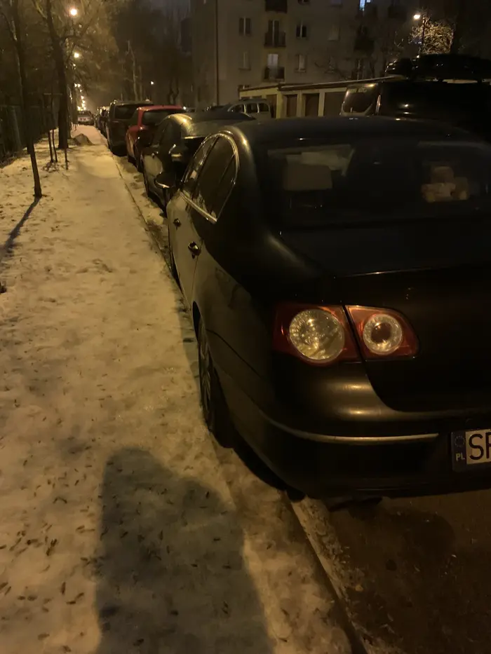 nie dość że babiarz to jeszcze parkować nie potrafi