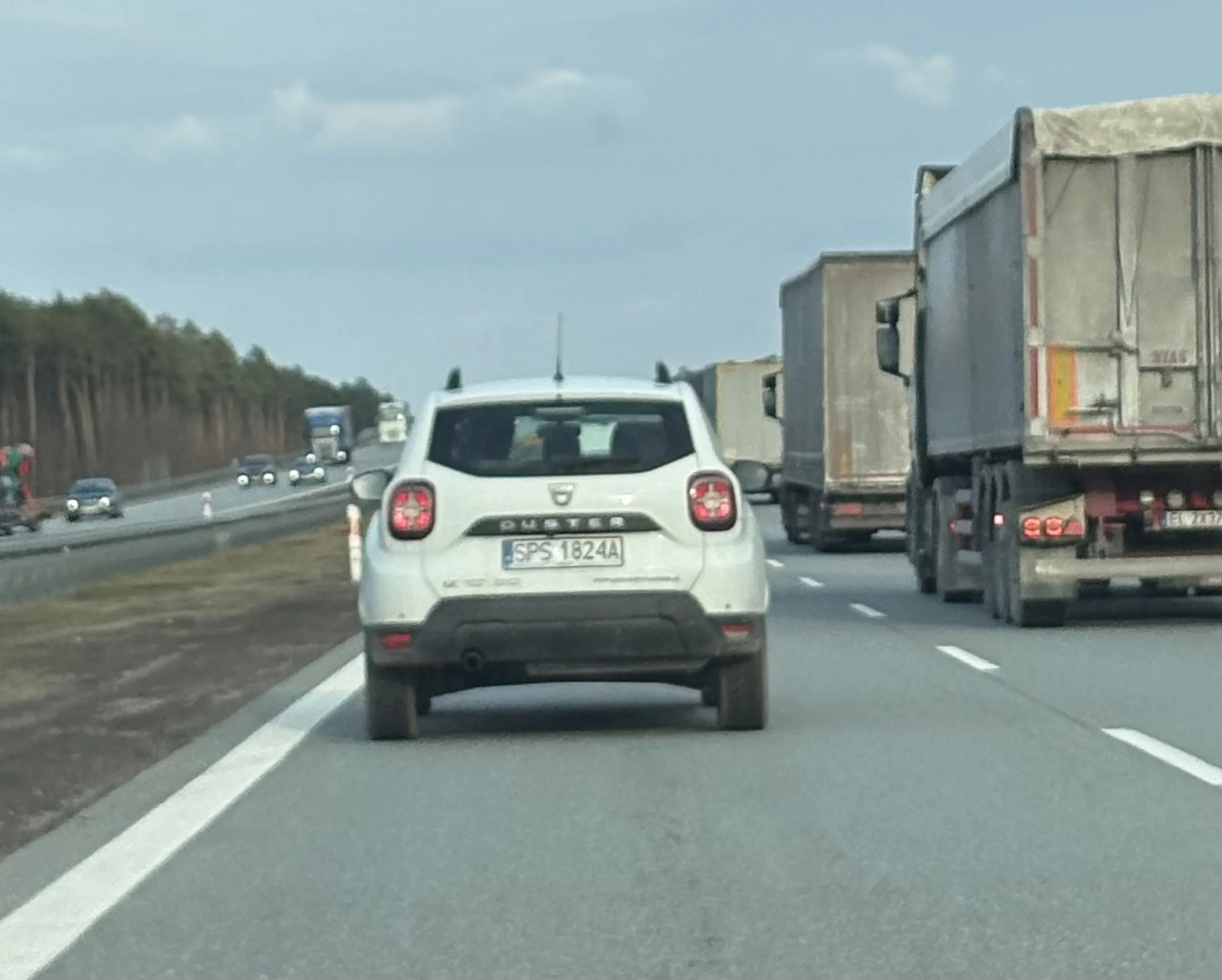 Kutas wyprzedza prawym pasem na styk wyjeżdżając przed maskę na lewy