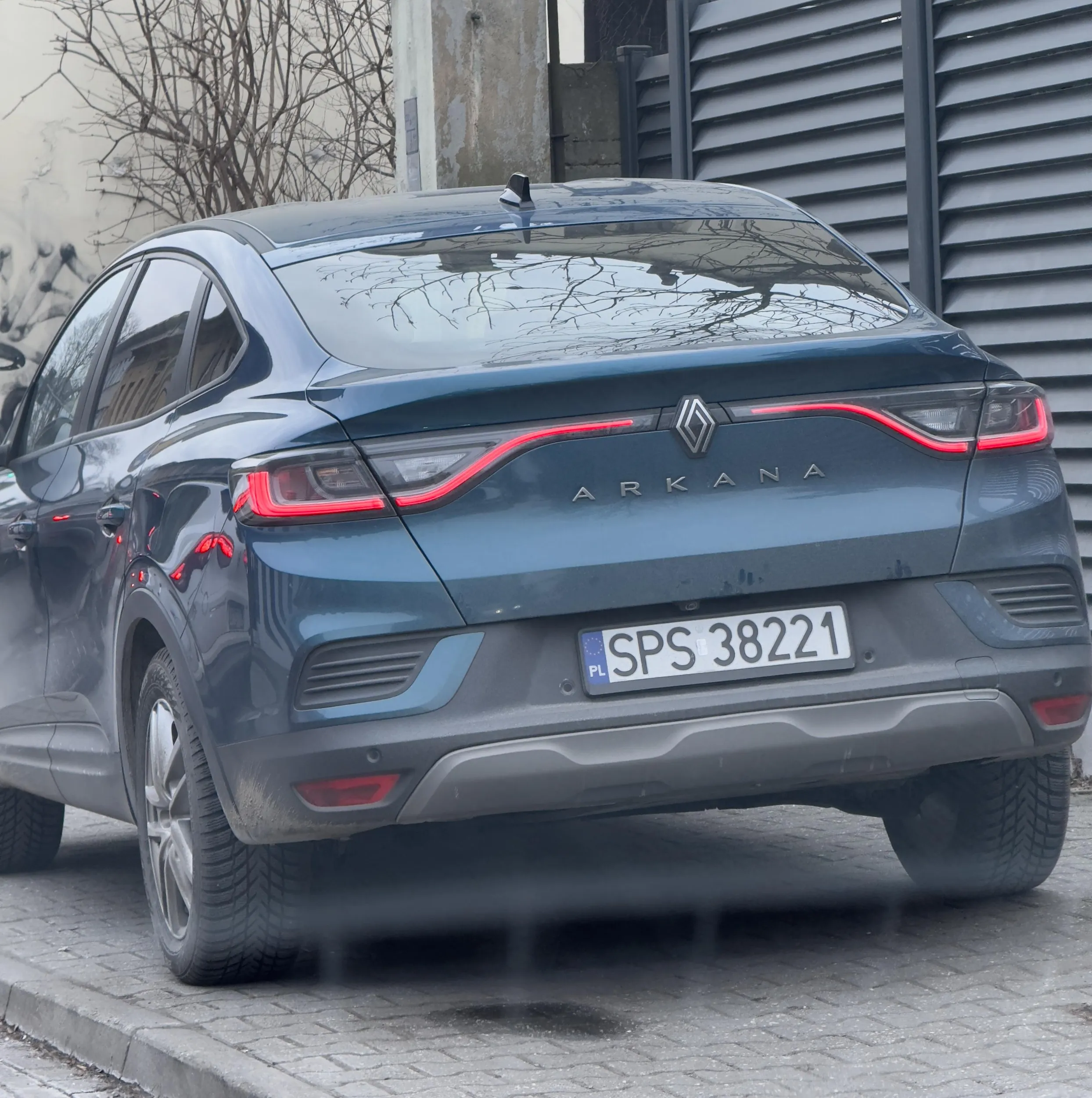 Zostawił 30cm przejścia dla pieszych, tuż obok przedszkola gdzie chodzą rodzice z dziećmi w Bielsku-Białej.