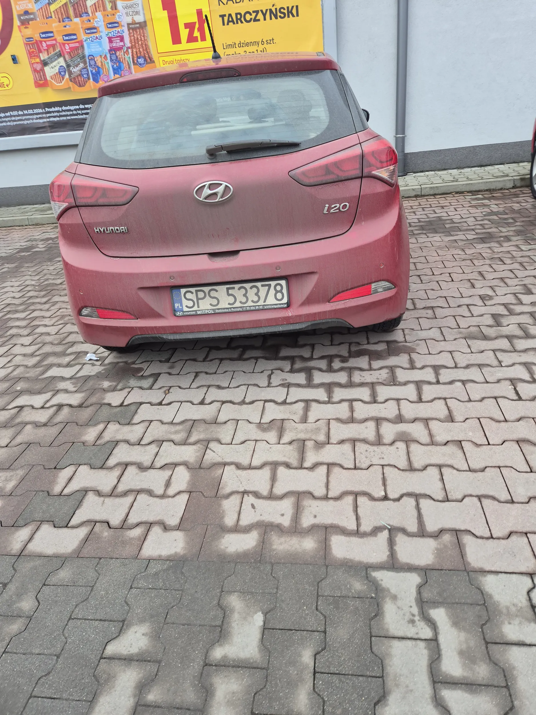 Naucz się parkować w liniach tym gównem