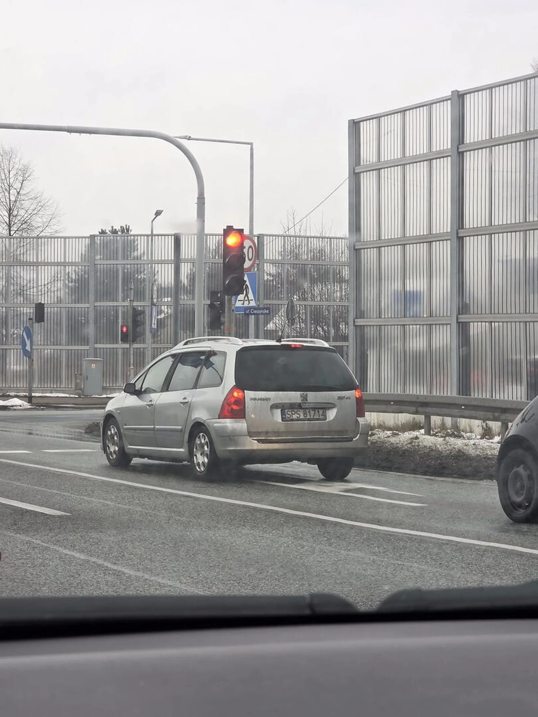 Nie polecam tego kierowcy, nie patrzy w lusterka i wyjeżdża przed rozpędzone samochody zmuszając wszystkich do hamowania. Proszę zachować ostrożność za panem bo prawojazdy wygrał w chipsach.