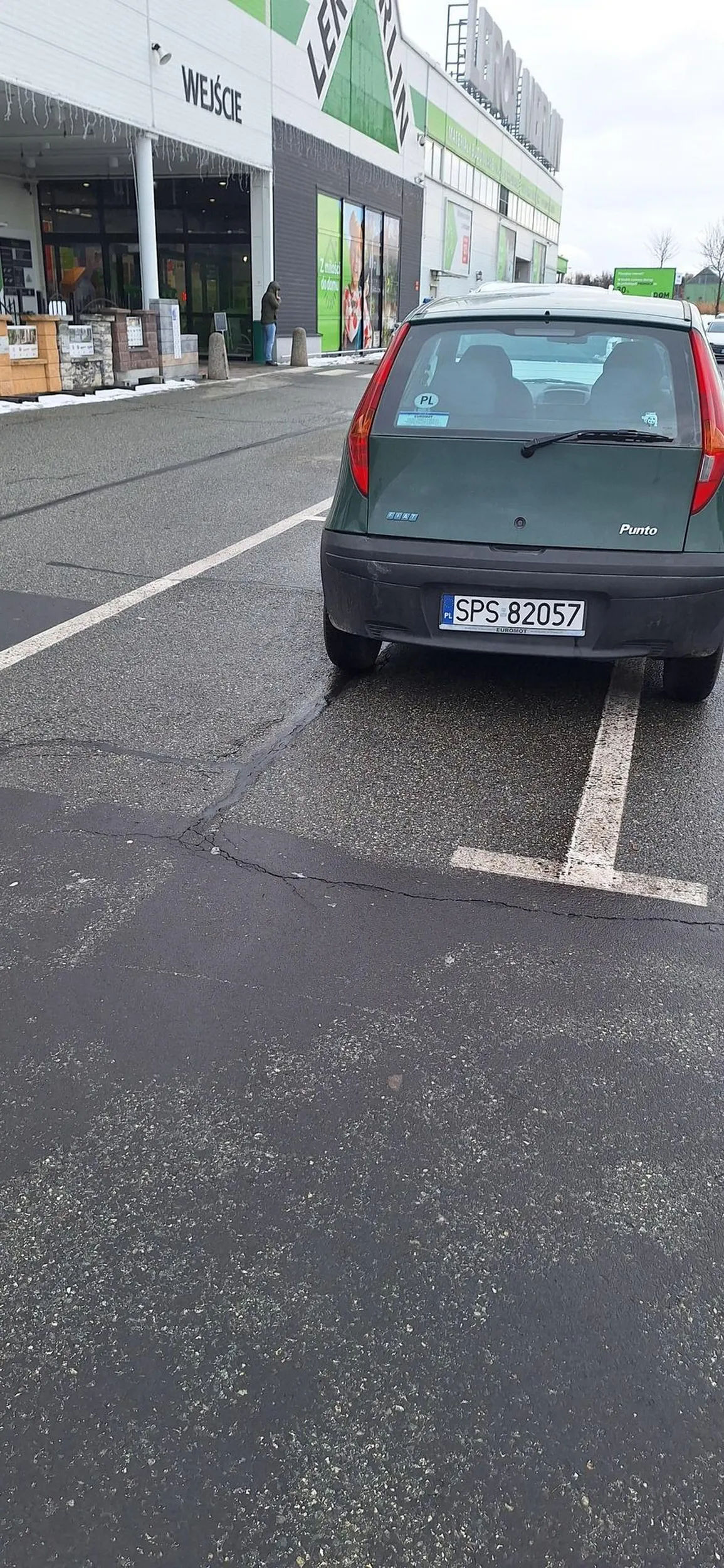 Ważne, że stanie jak najbliżej drzwi wyjściowych. Inni nie muszą