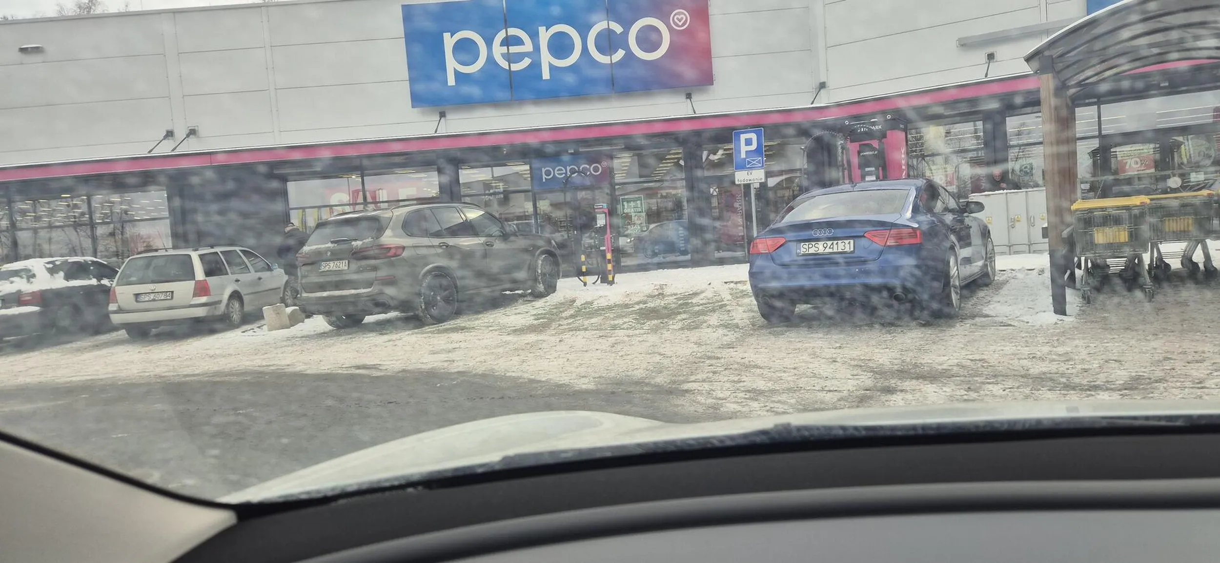 Ikona wieśka z taniego pseudo leki usportowionego coupe wiejskie audi 20 letni i chciało by byc jak elektryk. Jakim prostakiem trzeba być żeby tak stanoąc. Jesteś śmieszny w tym samchodziku. Nigdy nie będziesz mieć nic nowego nigdy zawsze używkę