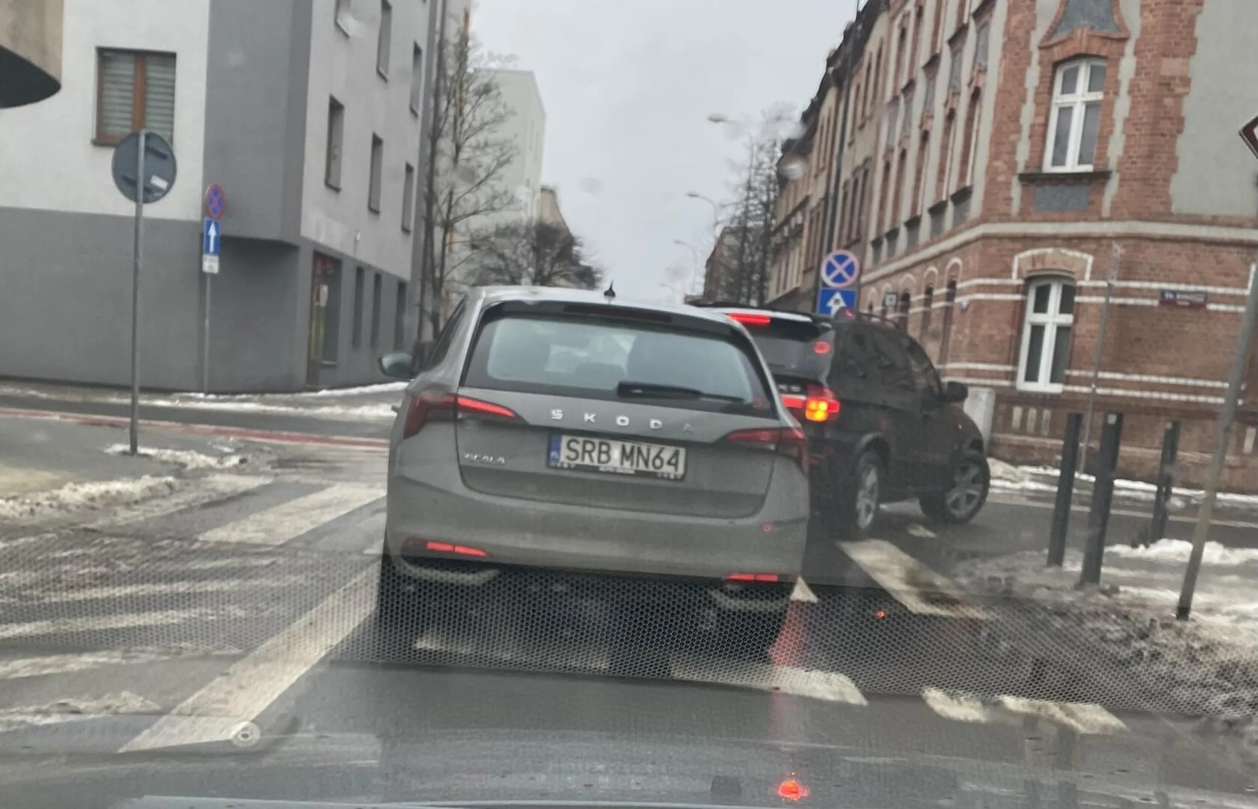 Zajechał drogę nawet się nie zatrzymał doprowadziłby do kolizji prawko kupił za ziemniaki uważajcie na gościa bo przepisy ma w poważaniu