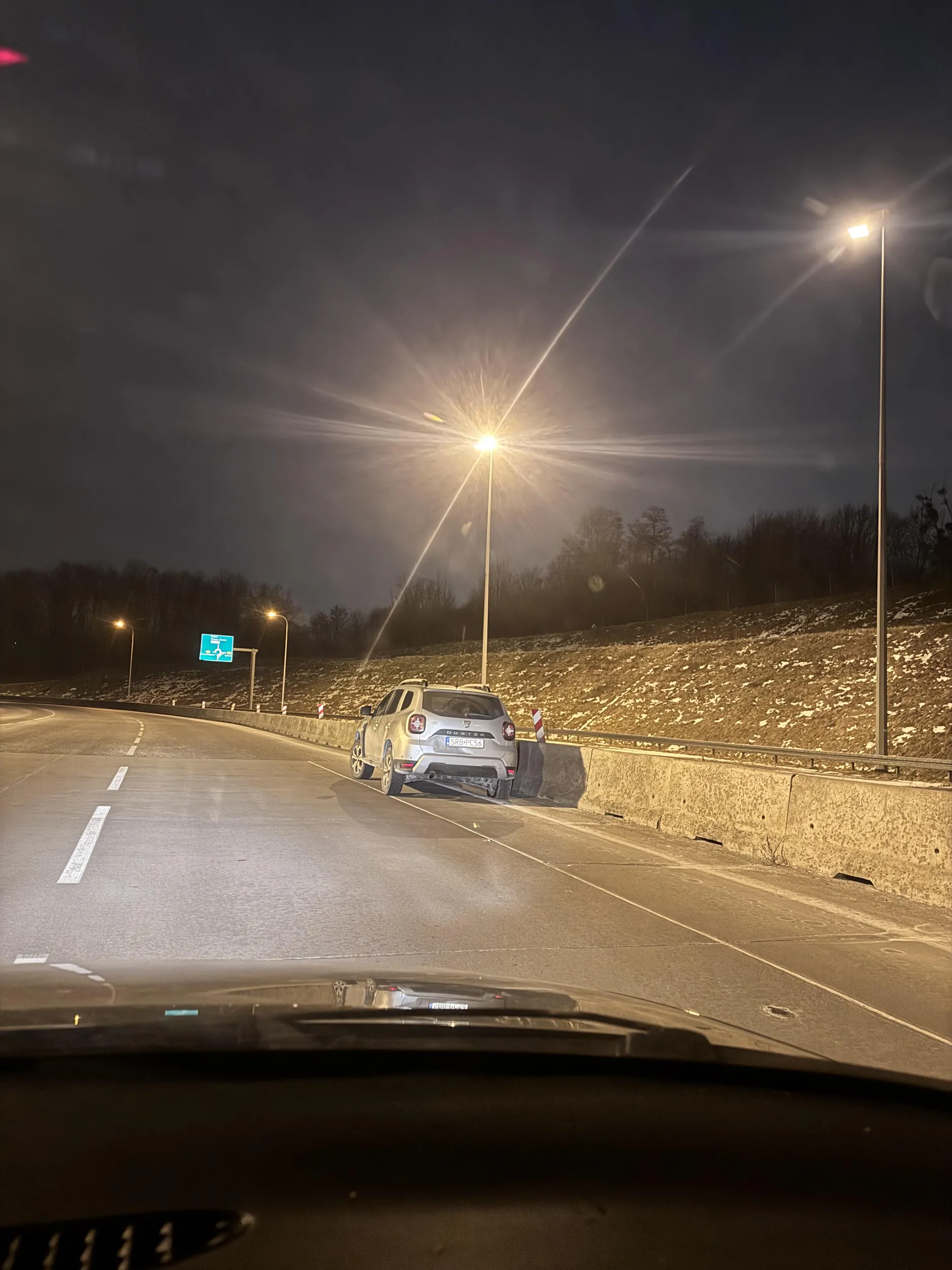 Bardzo inteligentnie pozostawiony pojazd na zjeździe z autostrady