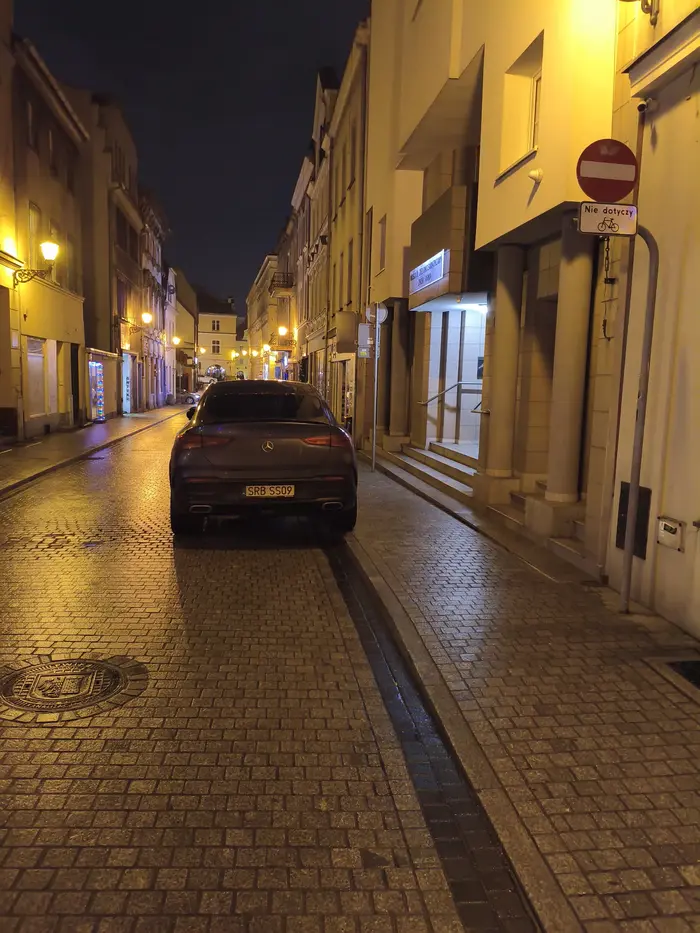 Jazda pod prąd przy rynku w Gliwicach, oraz zaparkowanie na drodze gdzie też musiał wjechać pod prąd ?